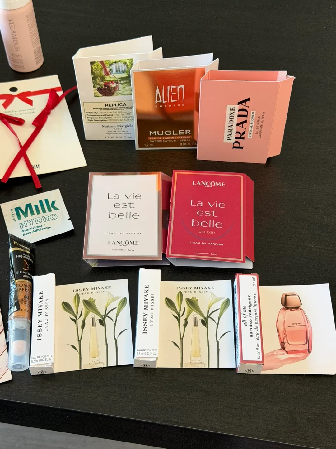 Variety of Perfume & Cosmetic Samples image indicator(3)