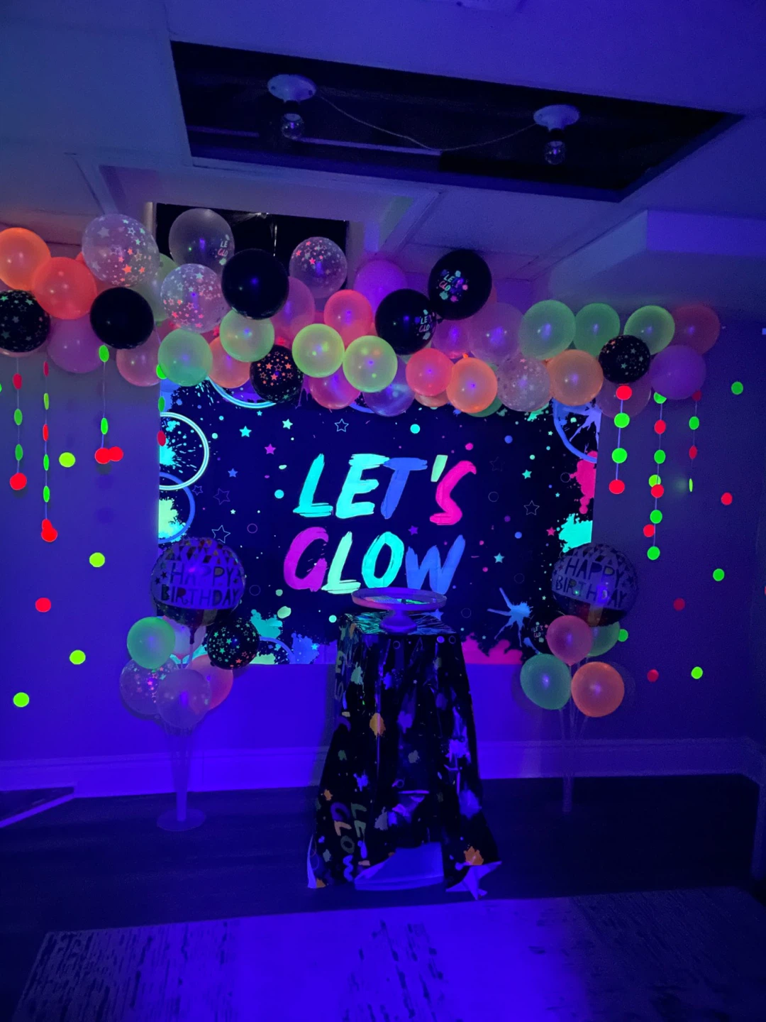 Party backdrop and 4 Blacklight lamps