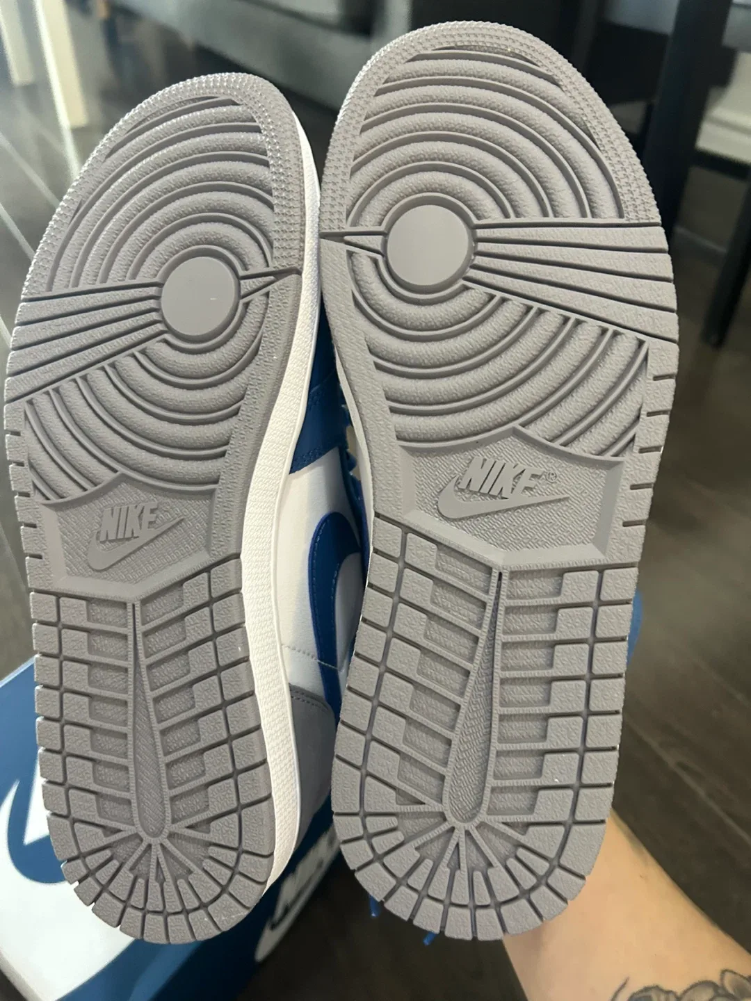 Nike Air Jordan 1 Retro High OG Hyper Royal - Size 8.5 image indicator(3)