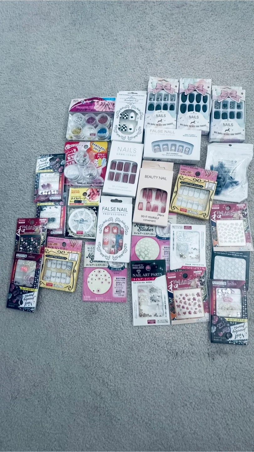 Assorted Nail Art Supplies image indicator(2)