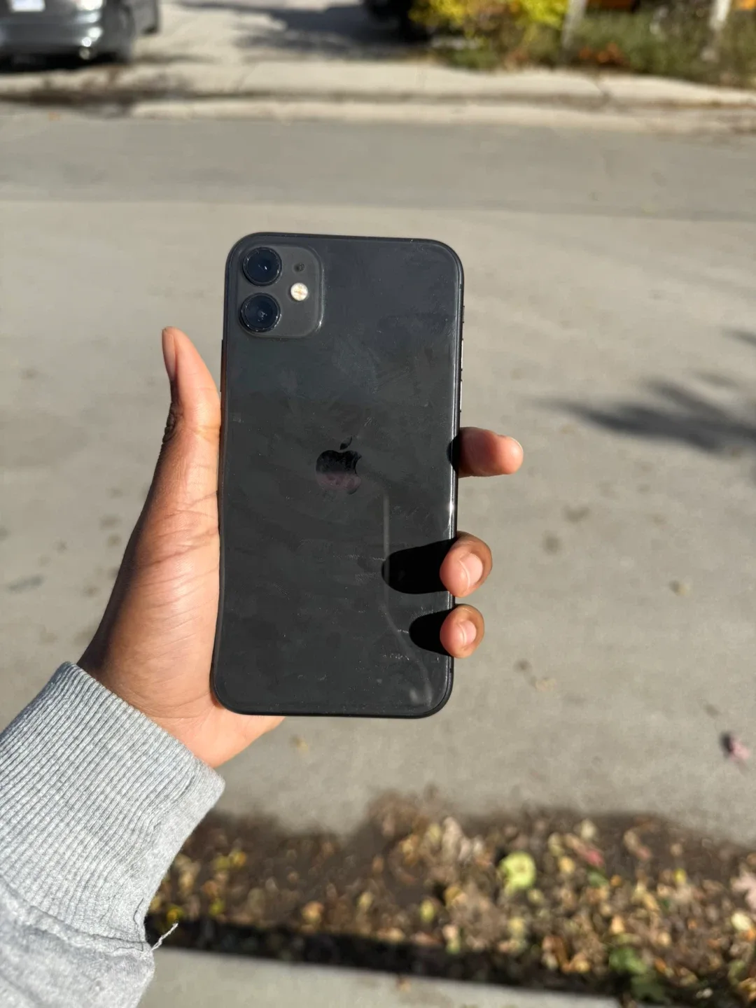 Black iPhone 11 image indicator(3)
