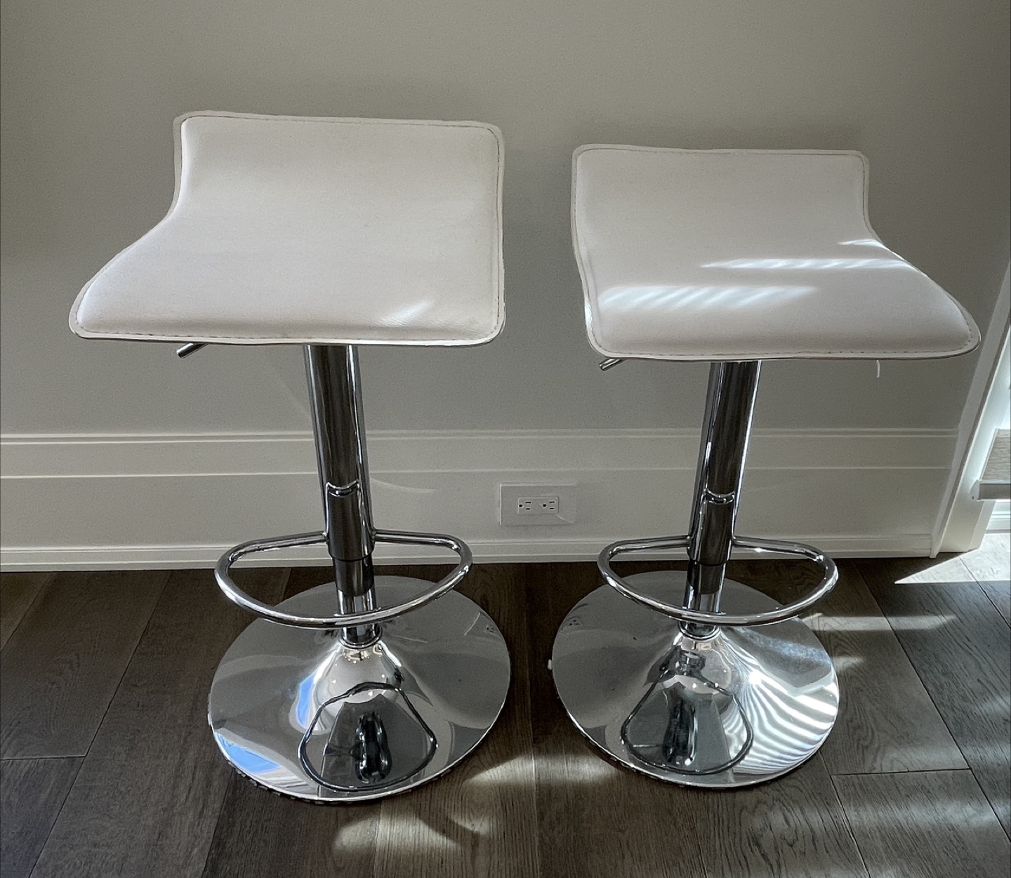 Set of 2 White Adjustable Height Bar Stools - photo 2
