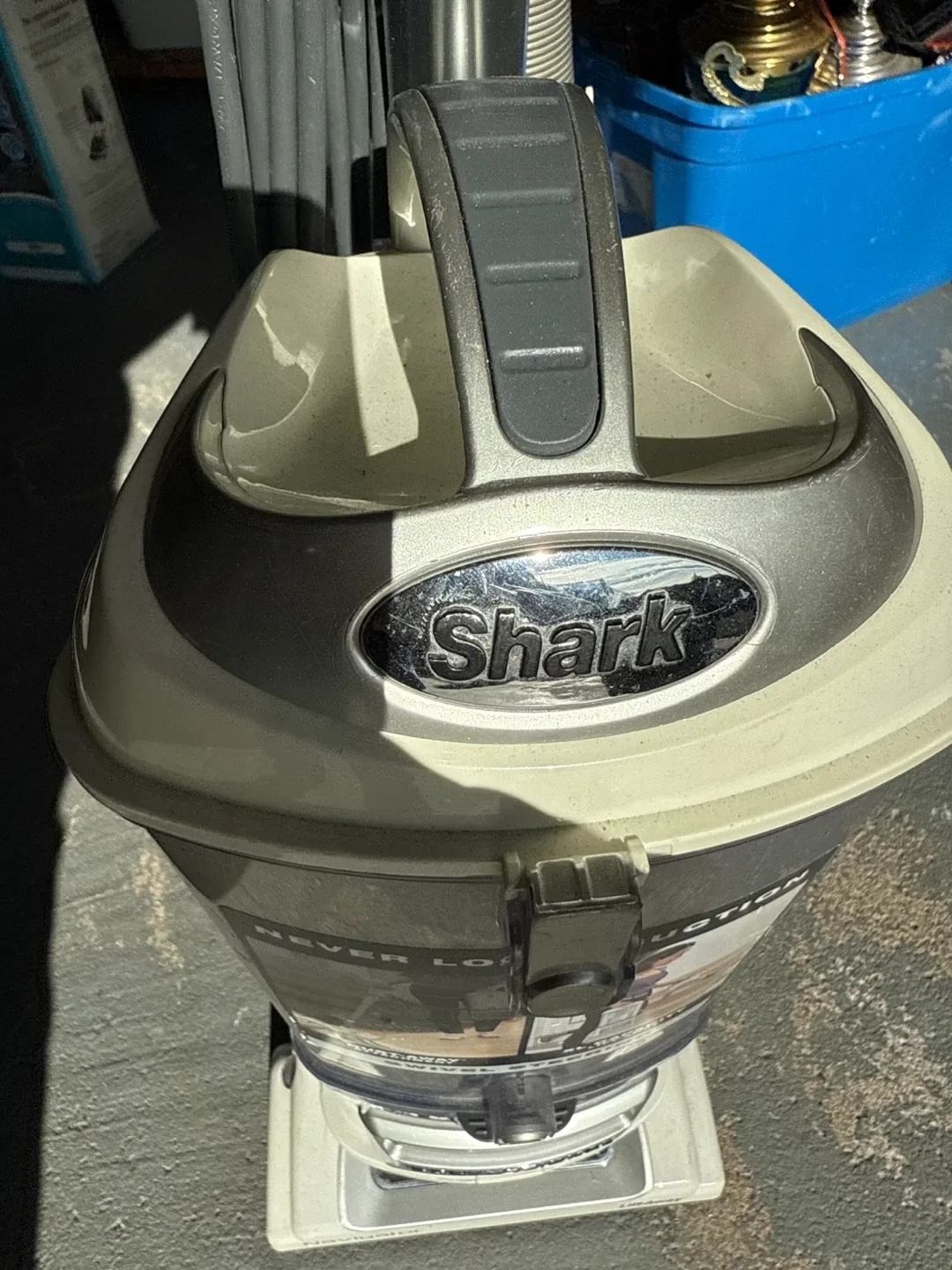 Shark Navigator Lift-Away Vacuum image indicator(2)