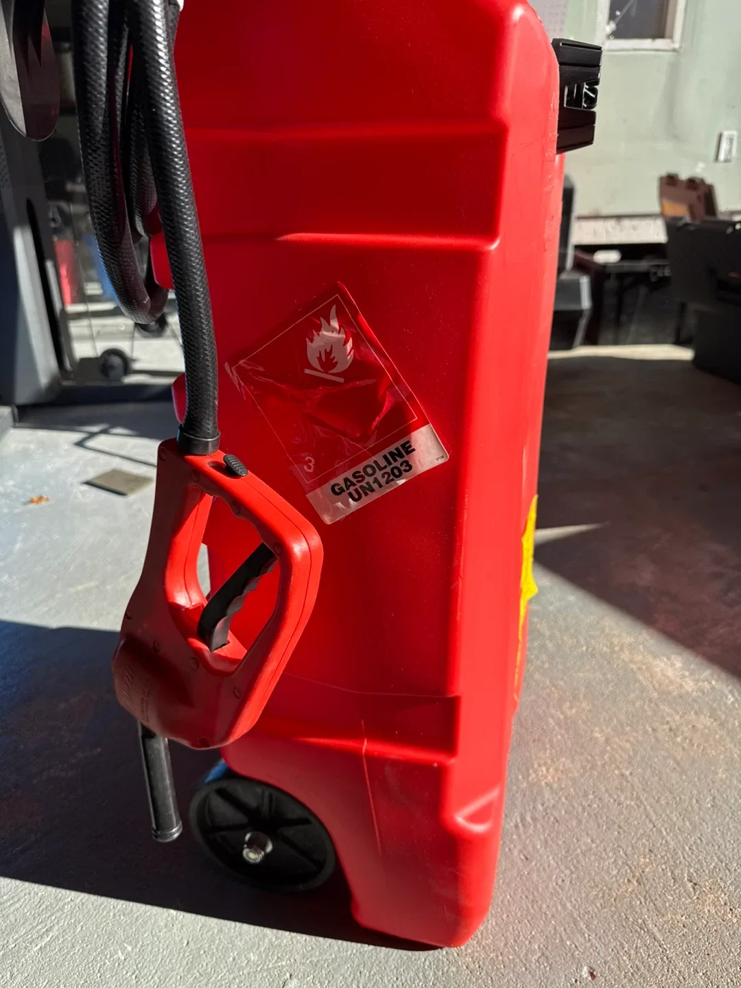 Scepter 5 Gal/19L Gas Can image indicator(4)