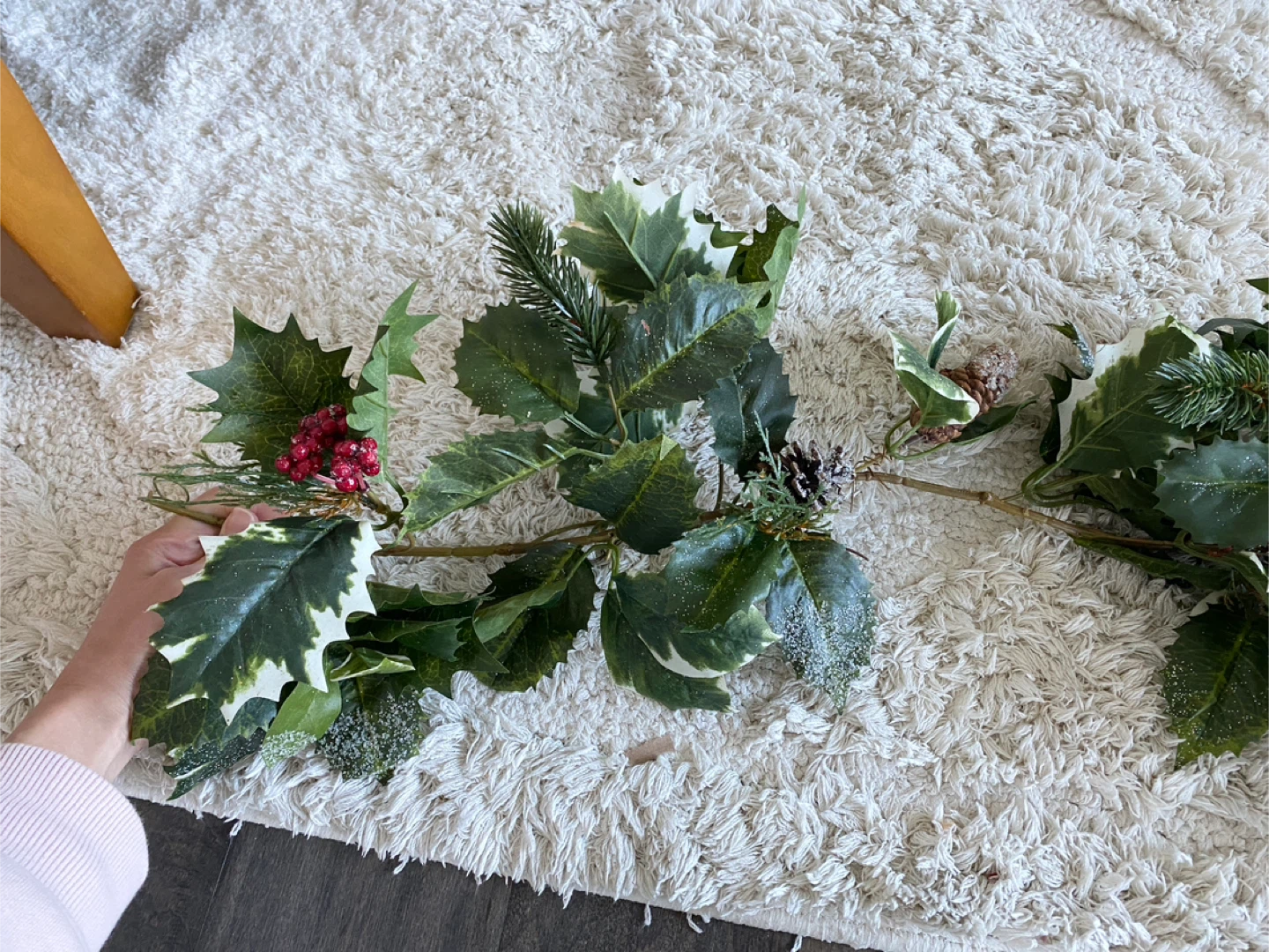 6ft. Christmas Garland w/ Pinecone and Mistletoe - photo 3