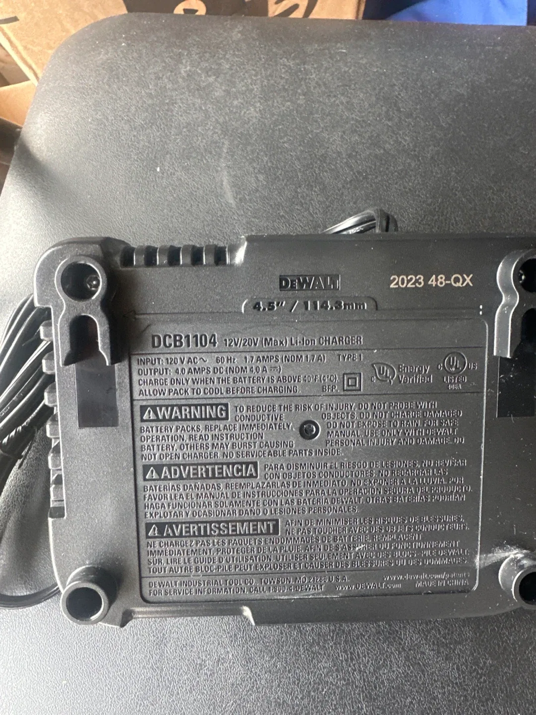 DeWalt DCB1104 12V/20V Li-ion Battery Charger image indicator(2)