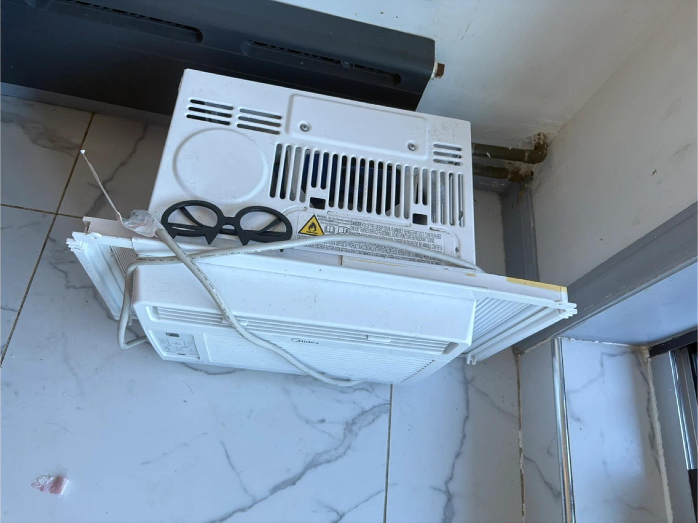 Midea Window Air Conditioner - photo 2