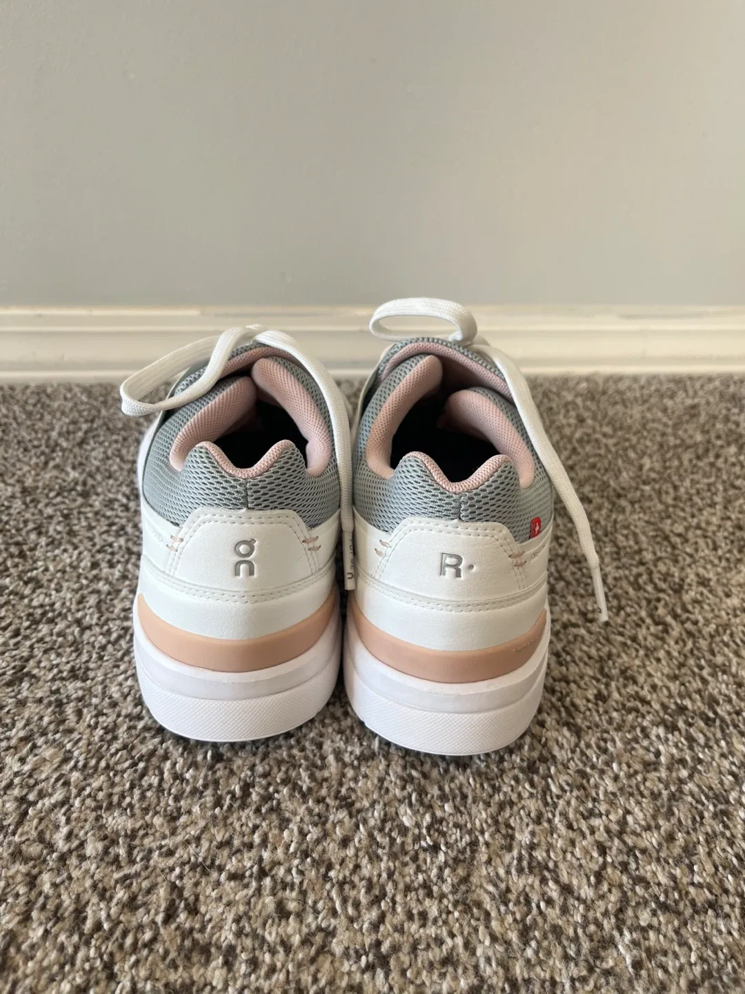 On Roger Advantage Women's Shoes - US 8.5 image indicator(3)