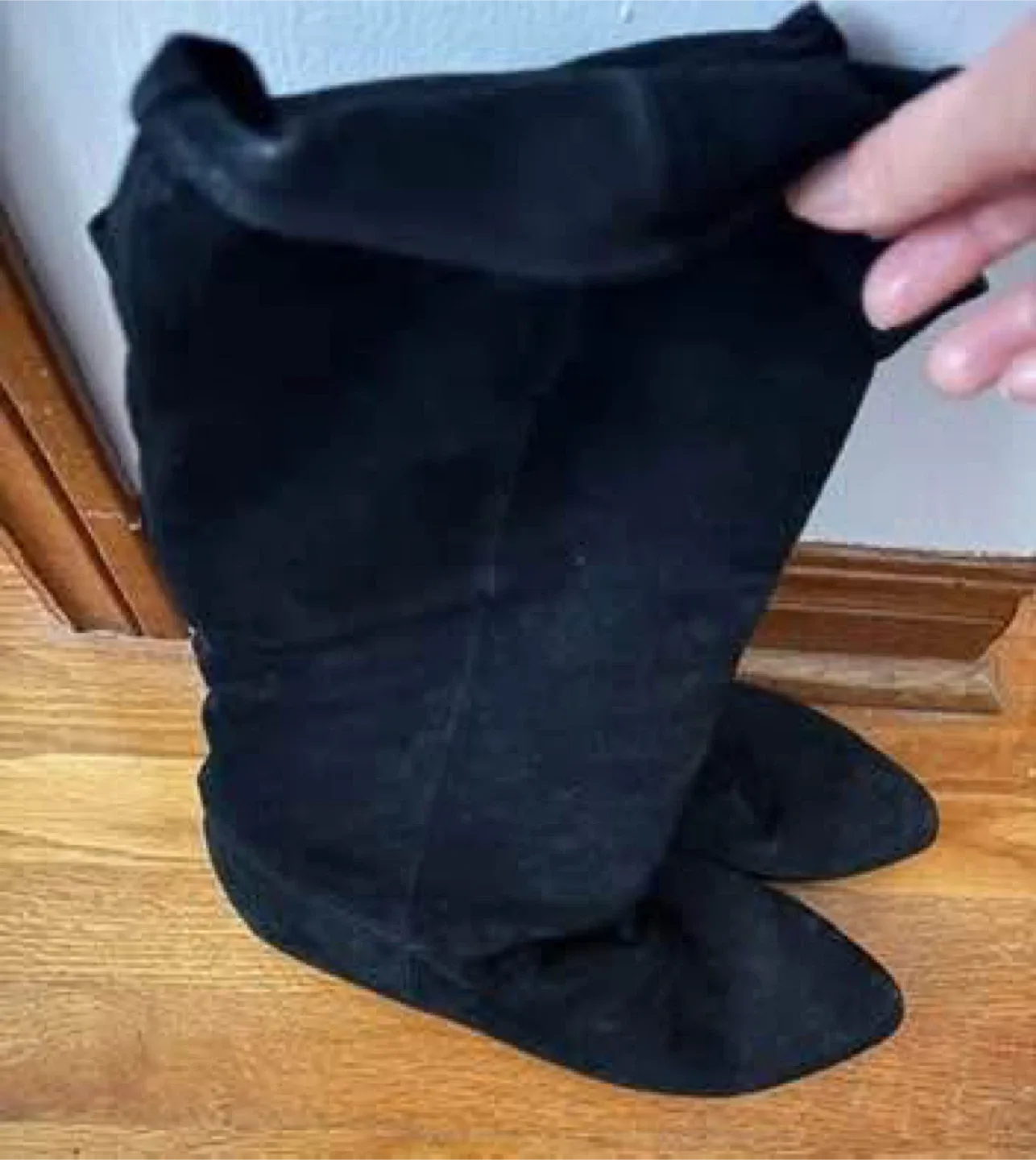 Black boots (Barely worn) (Size 6) thumbnail