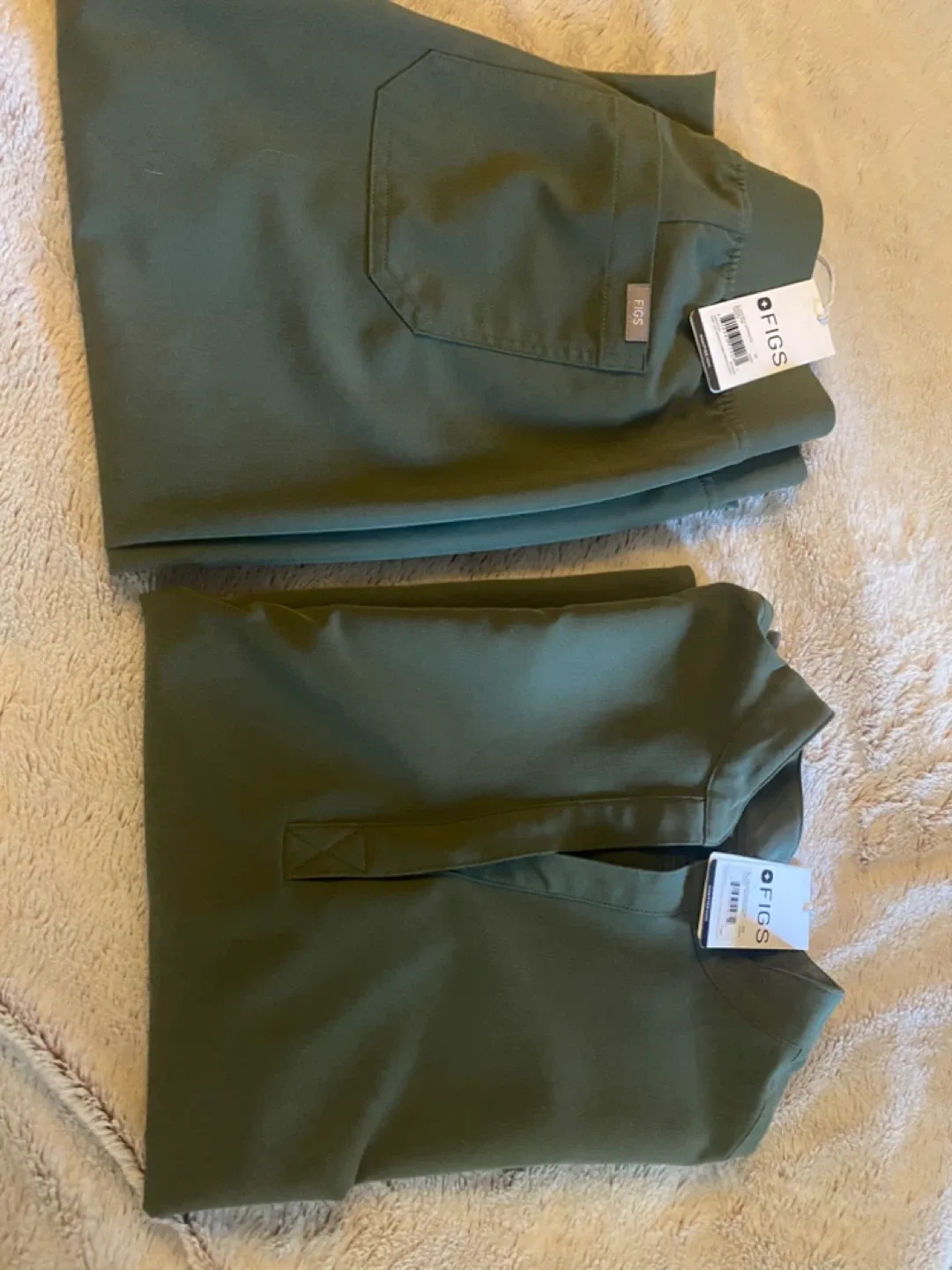 New FIGS Scrub Set - Olive Green image indicator(3)