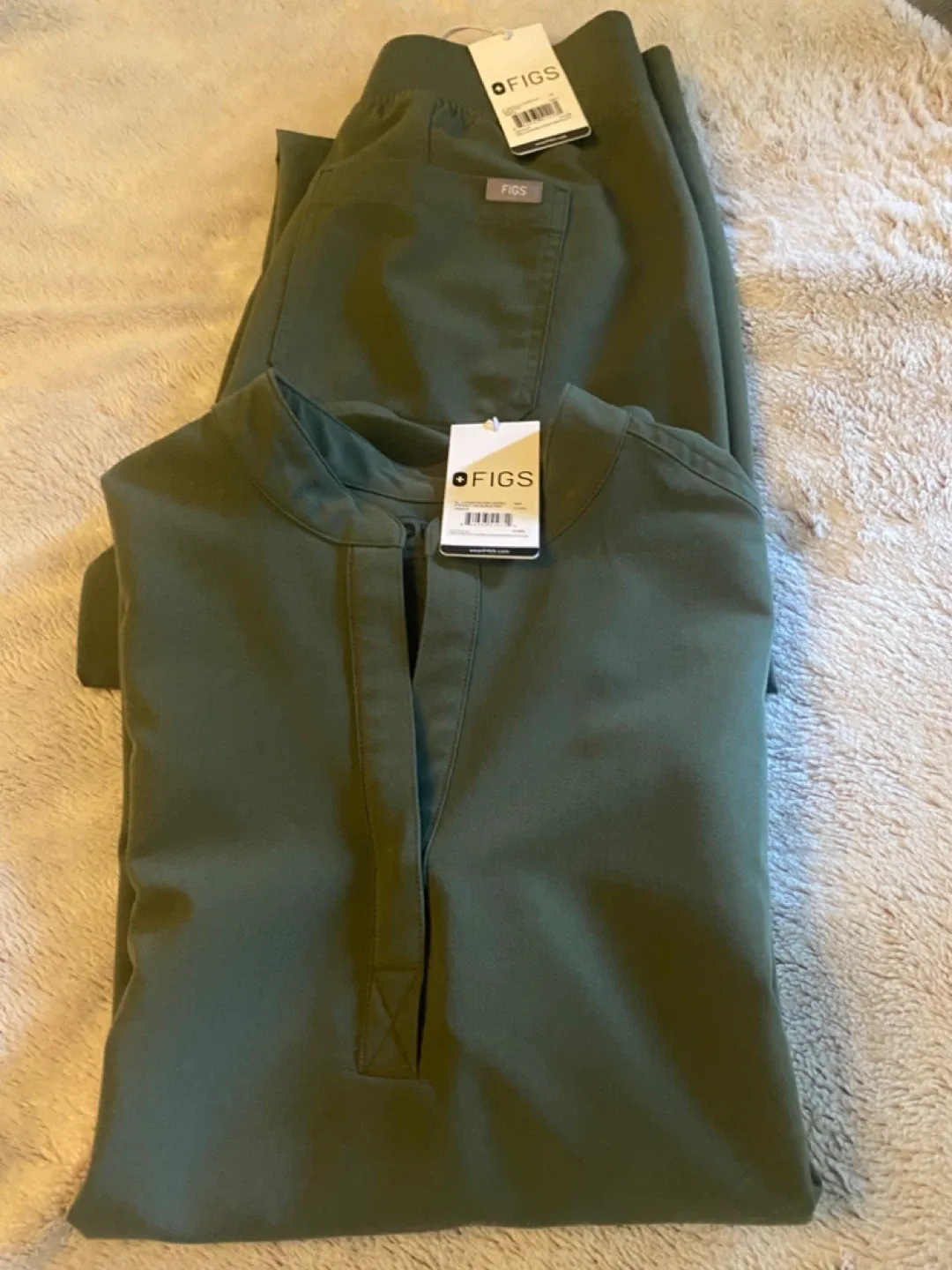 New FIGS Scrub Set - Olive Green