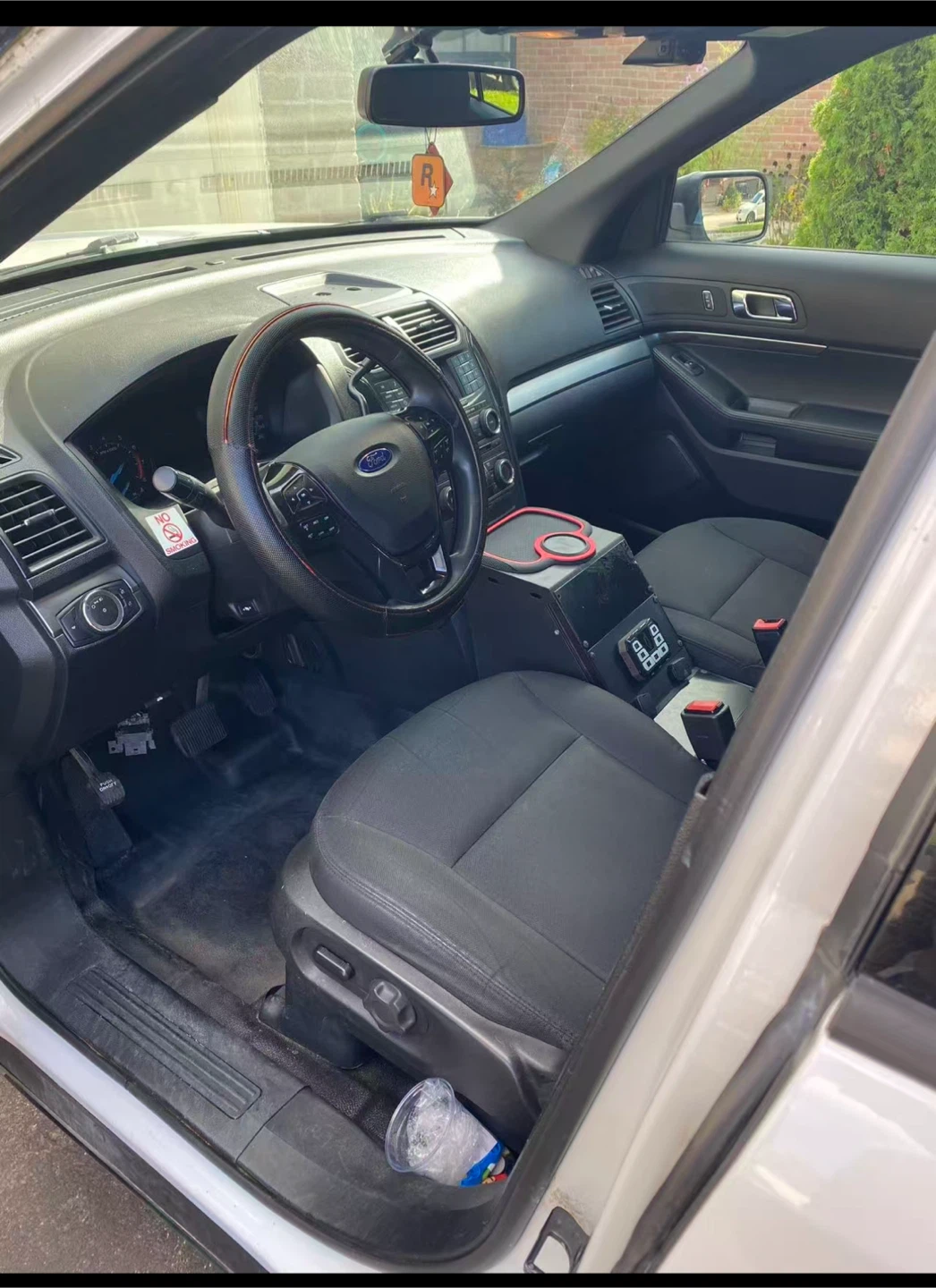 Ford Explorer - White SUV - photo 4