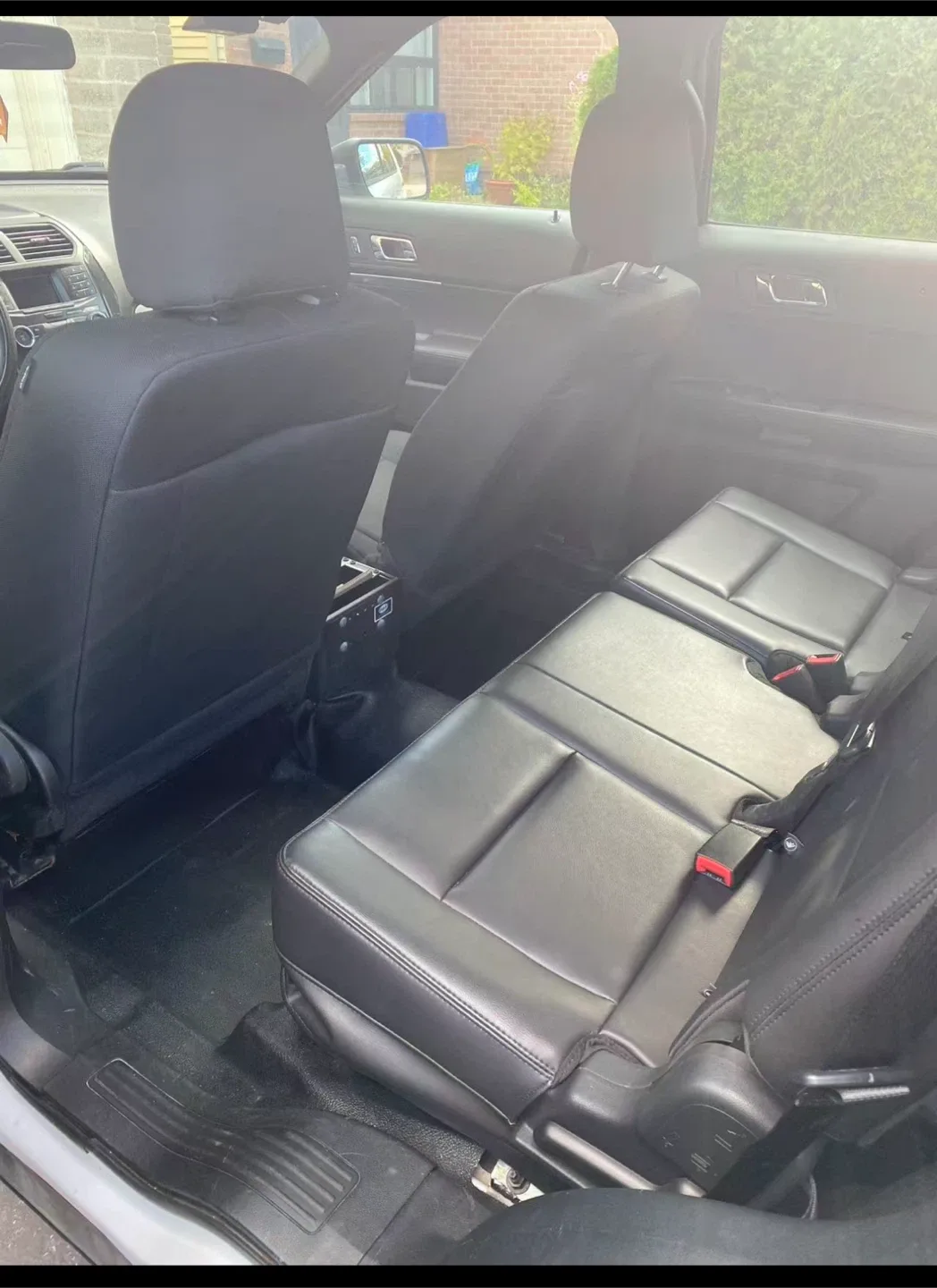 Ford Explorer - White SUV image indicator(6)