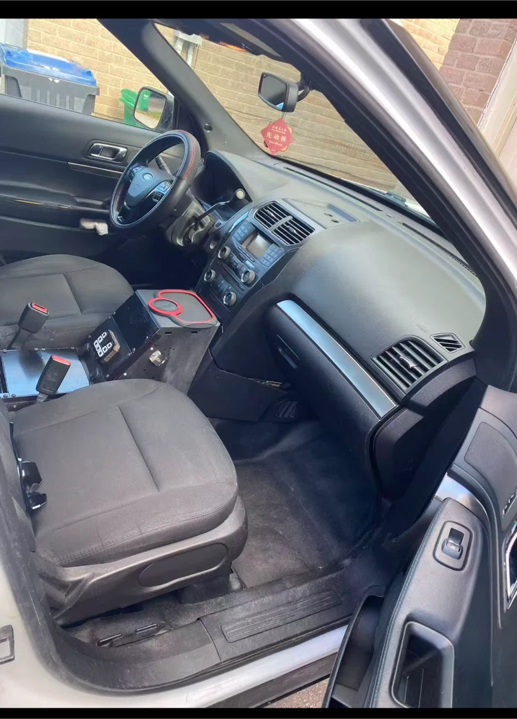 Ford Explorer - White SUV image indicator(3)