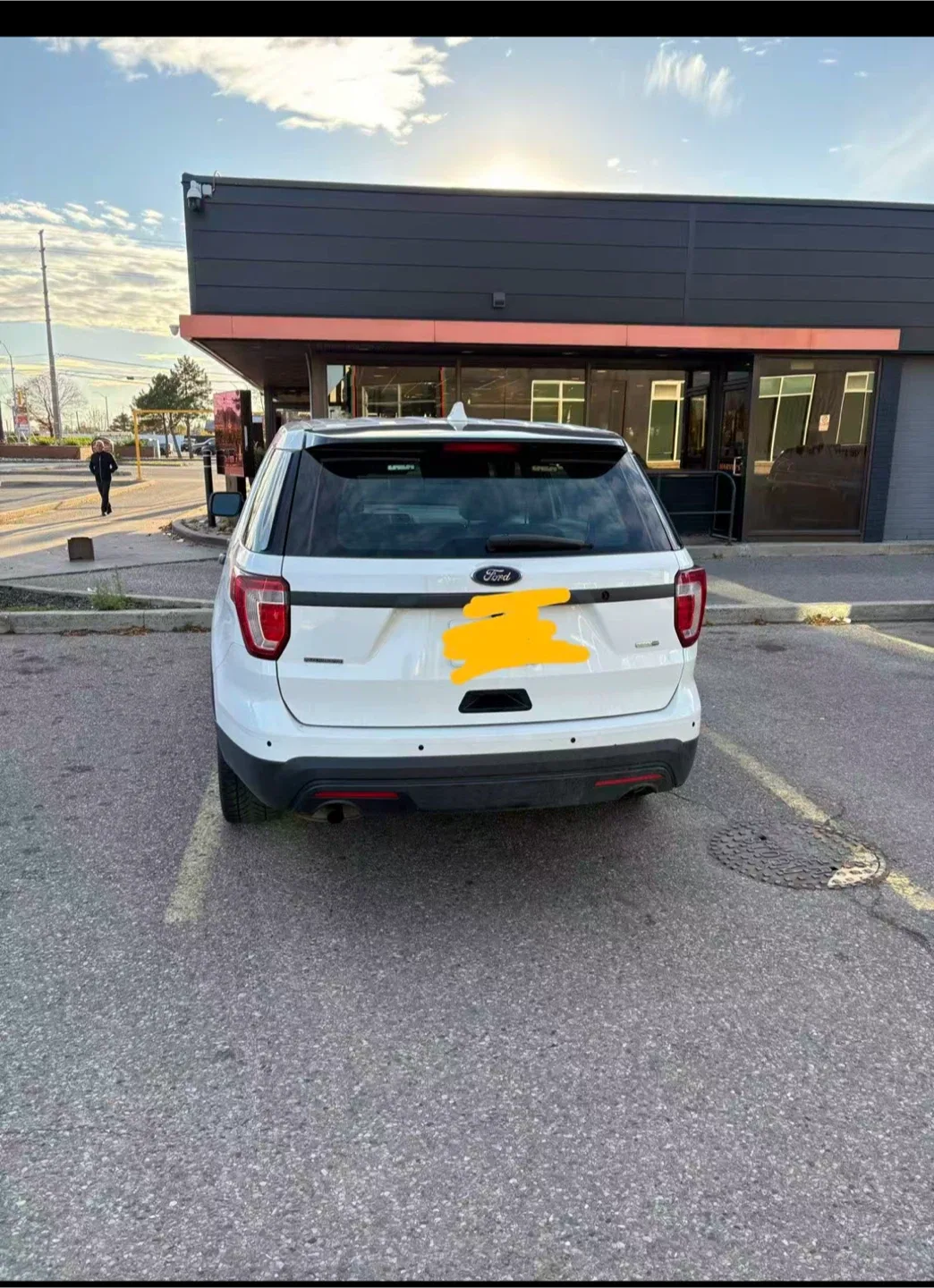 Ford Explorer - White SUV image indicator(2)