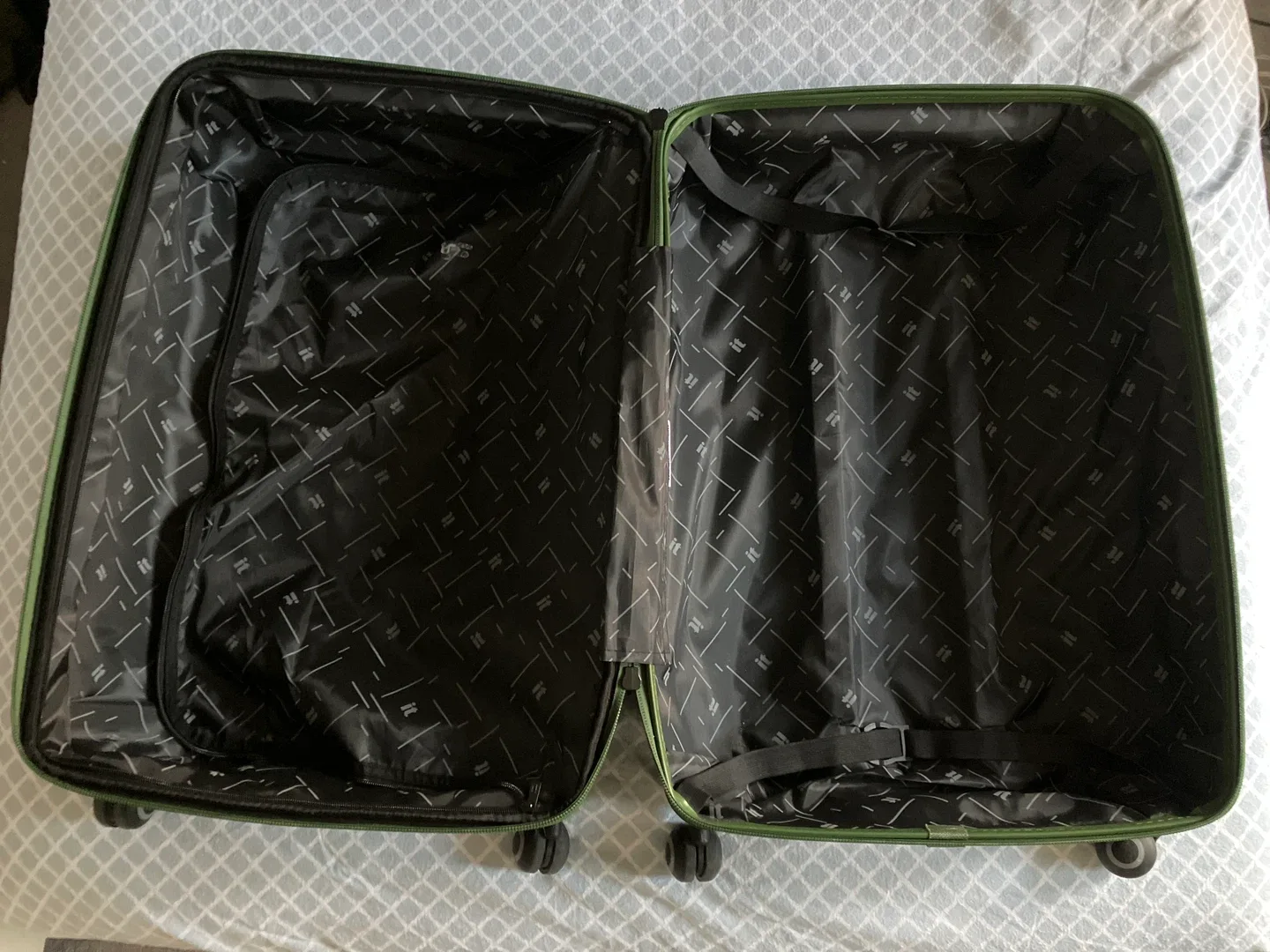 IT Luggage Olive Green Suitcase image indicator(2)