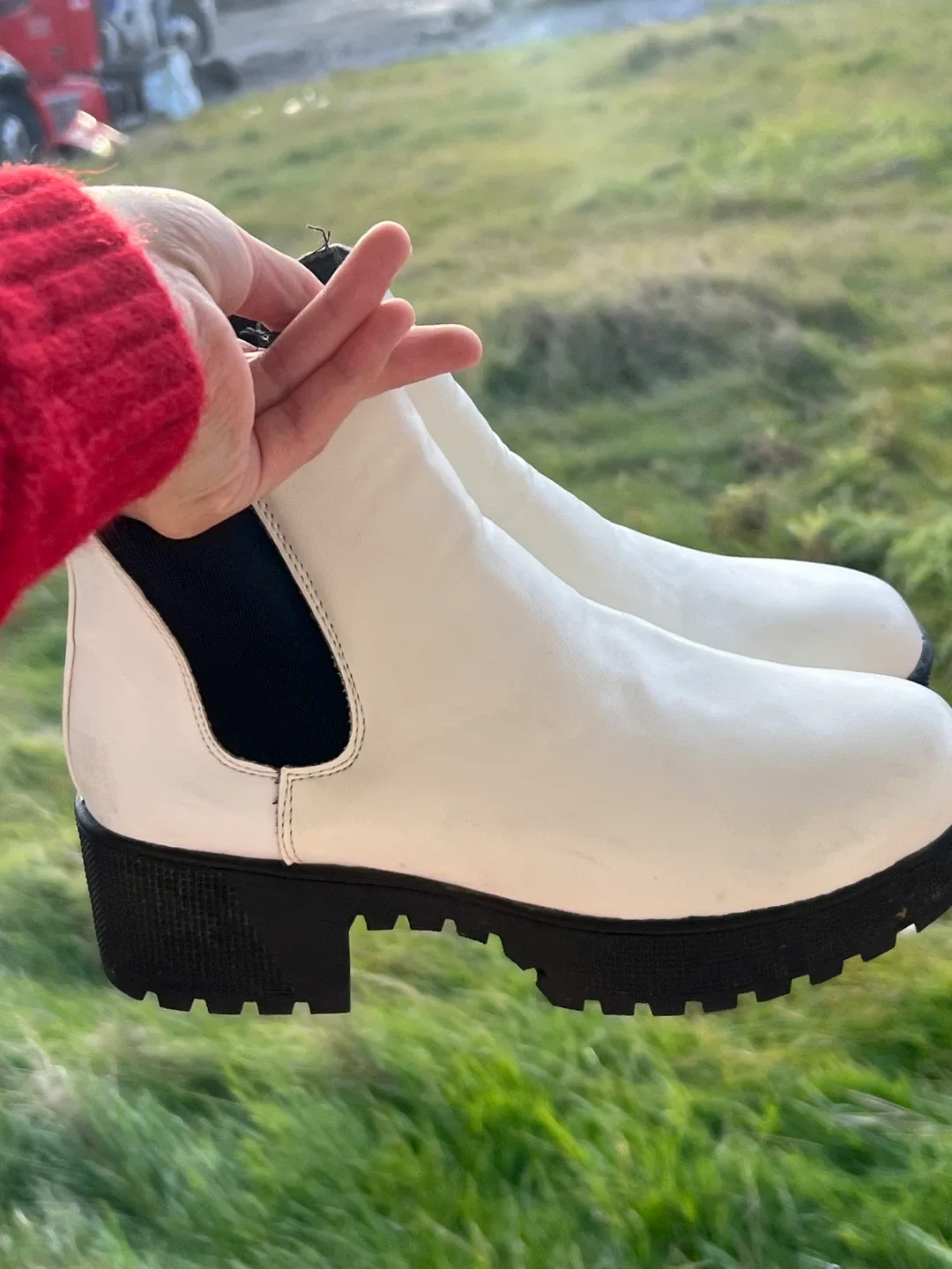 White Chelsea Boots image indicator(3)