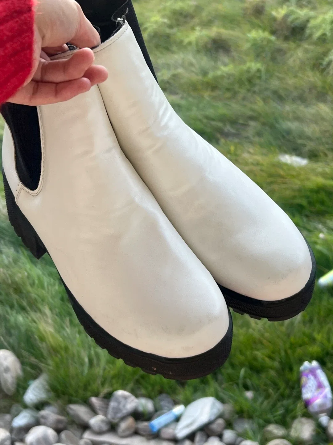 White Chelsea Boots image indicator(2)