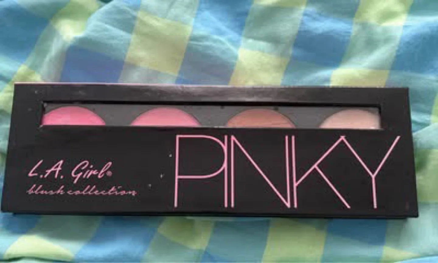 Blush palette (Barely used) (Giving away for FREE) thumbnail