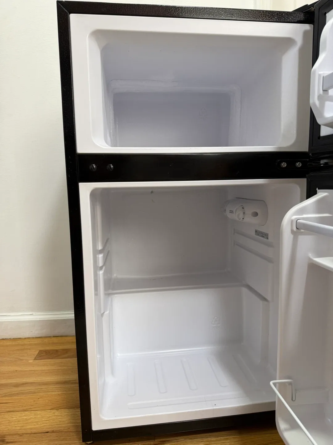 Mini Fridge - Black and Silver image indicator(5)