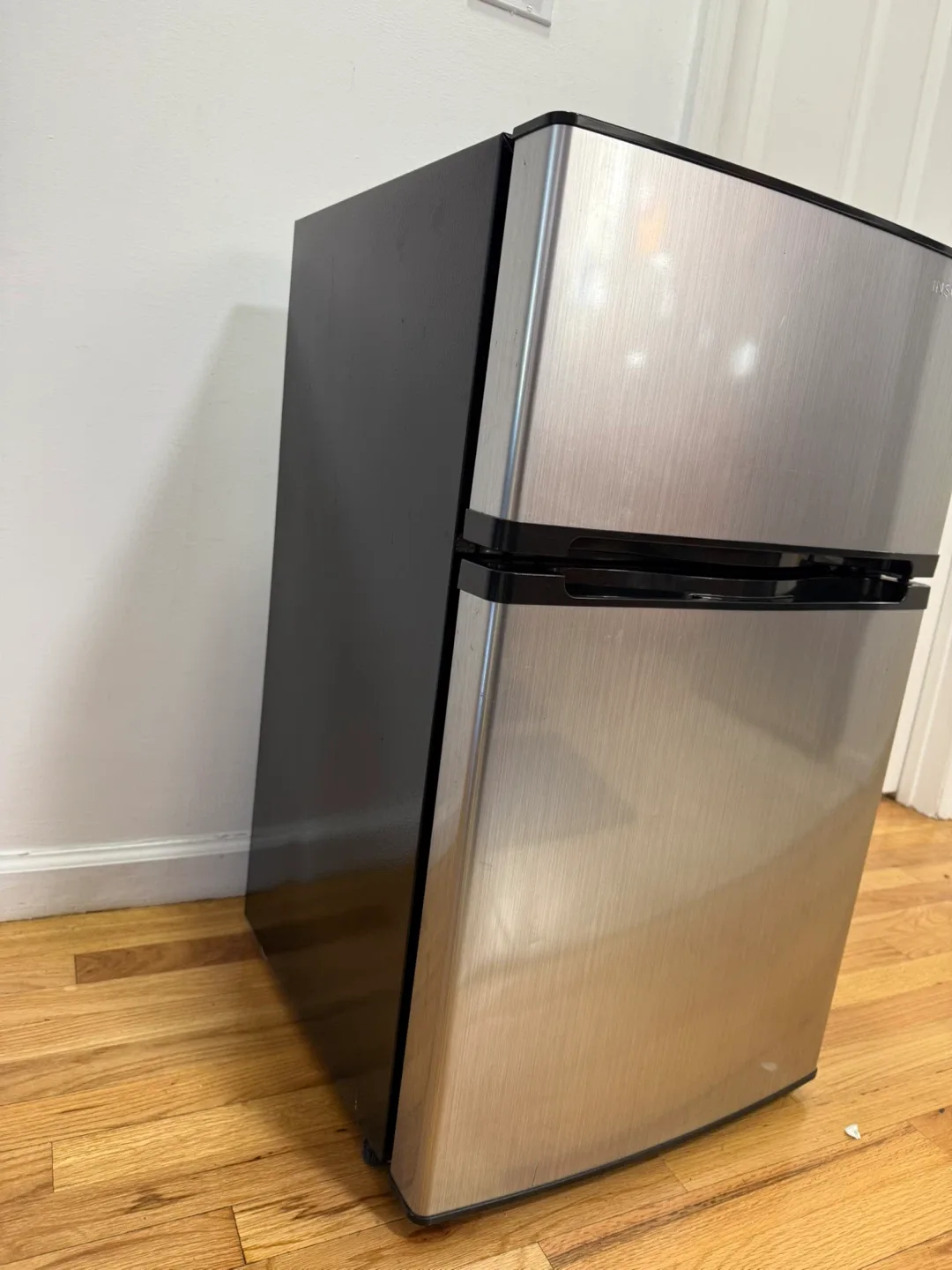 Mini Fridge - Black and Silver image indicator(3)