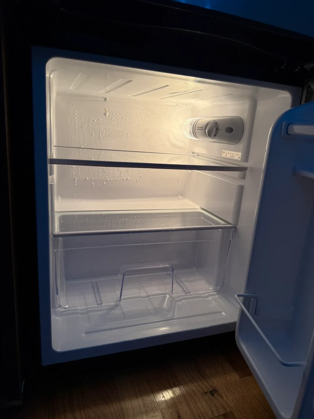 Mini Fridge - Black and Silver image indicator(2)