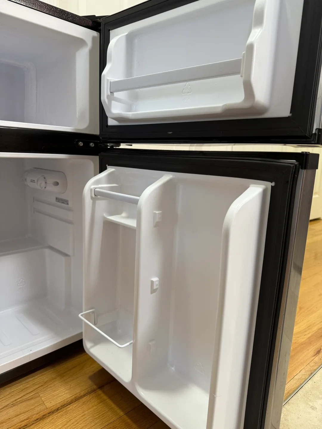 Mini Fridge - Black and Silver image indicator(4)