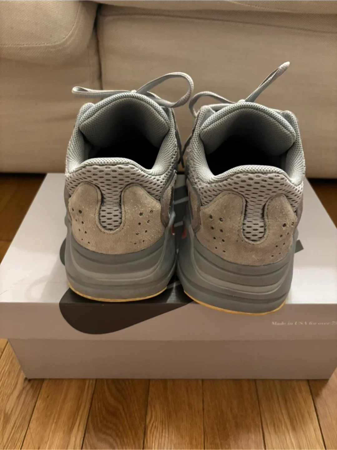 Yeezy Boost size Men 9 image indicator(3)