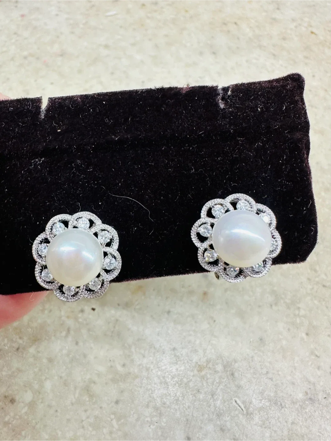 Pearl & Silver Floral Jewelry Set image indicator(4)