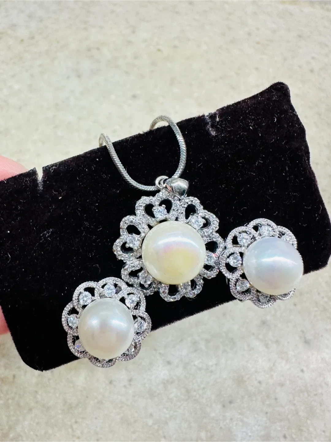Pearl & Silver Floral Jewelry Set image indicator(3)