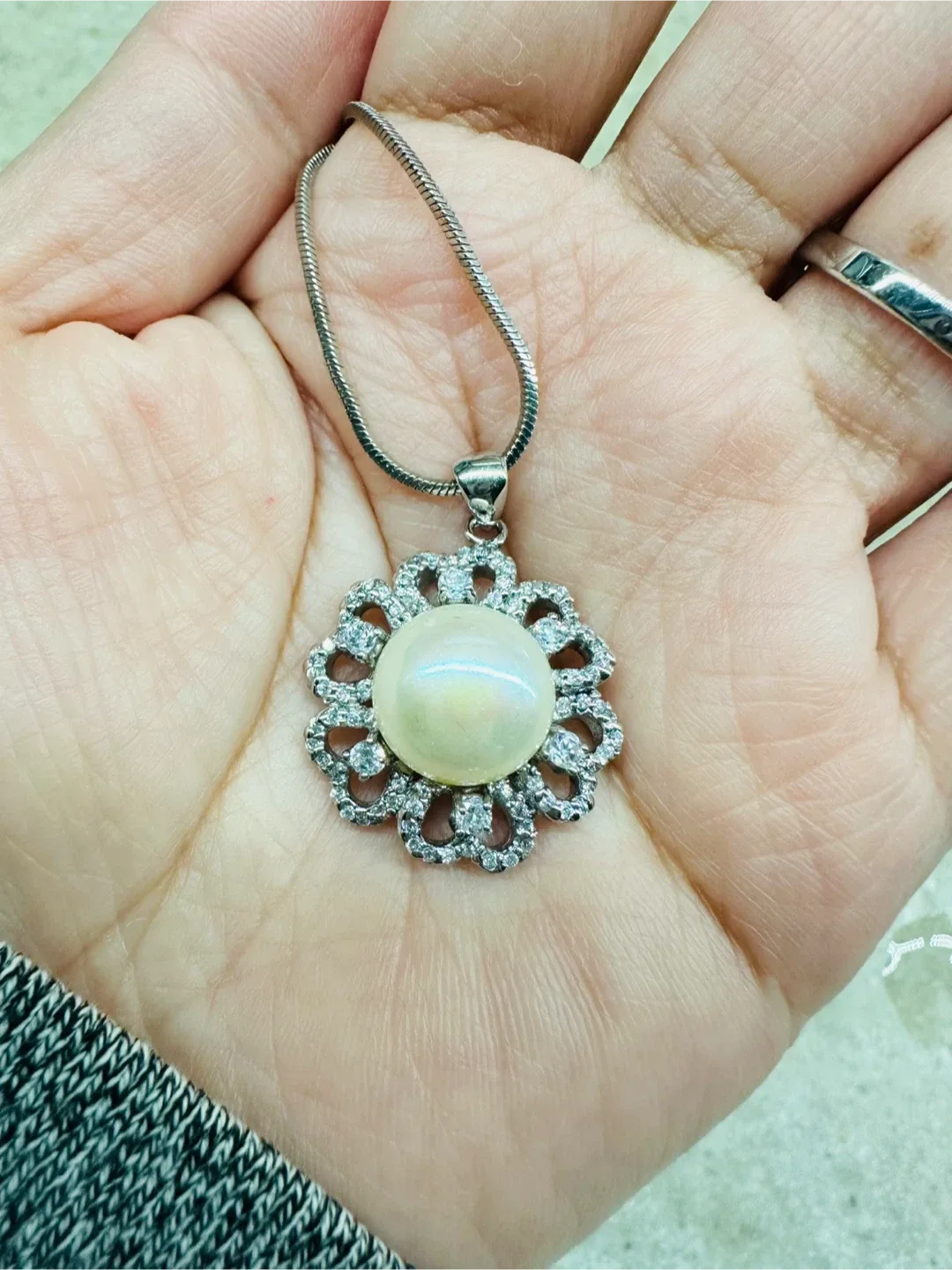 Pearl & Silver Floral Jewelry Set image indicator(5)