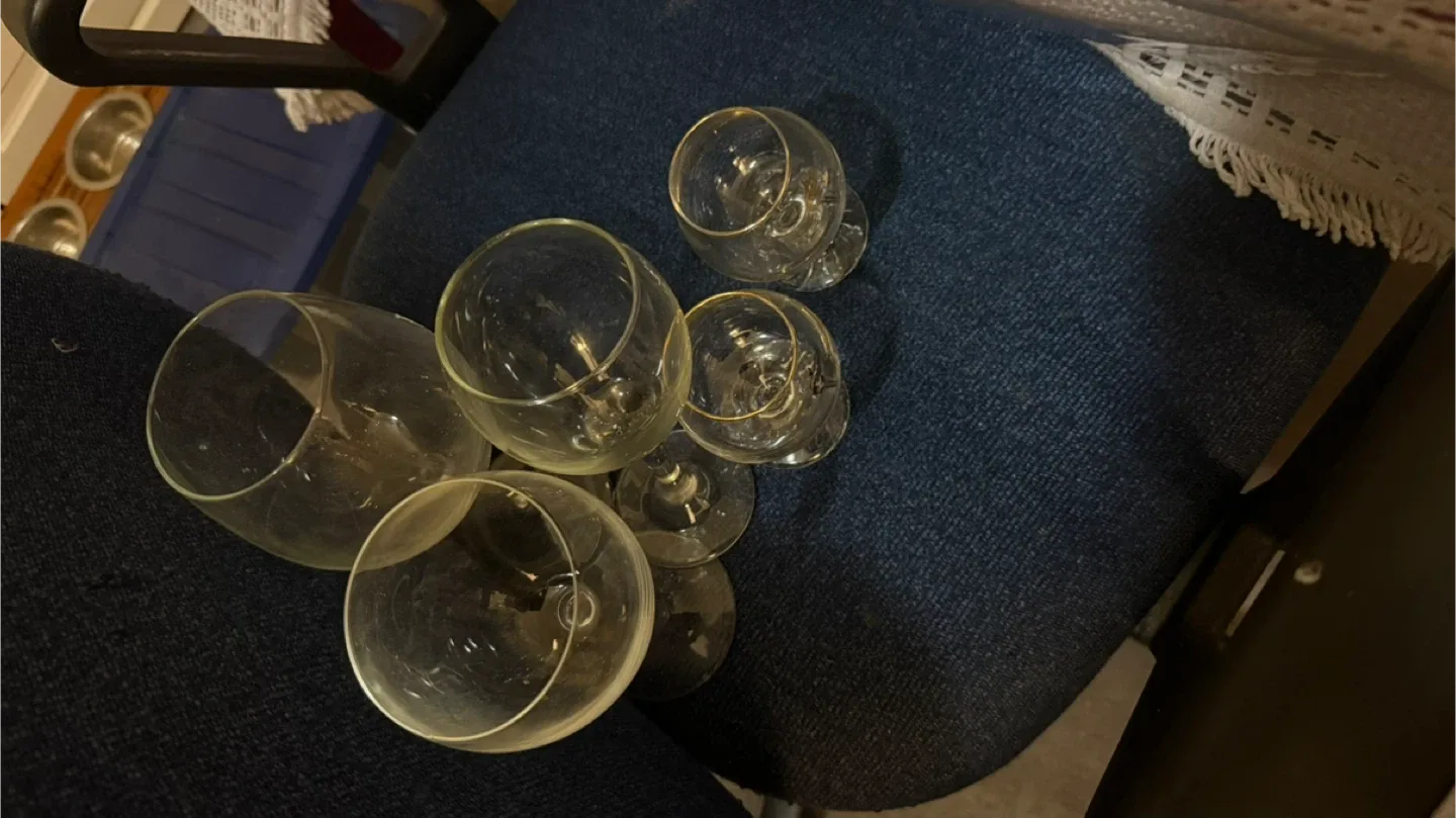 Mixed glassware and dishes image indicator(2)