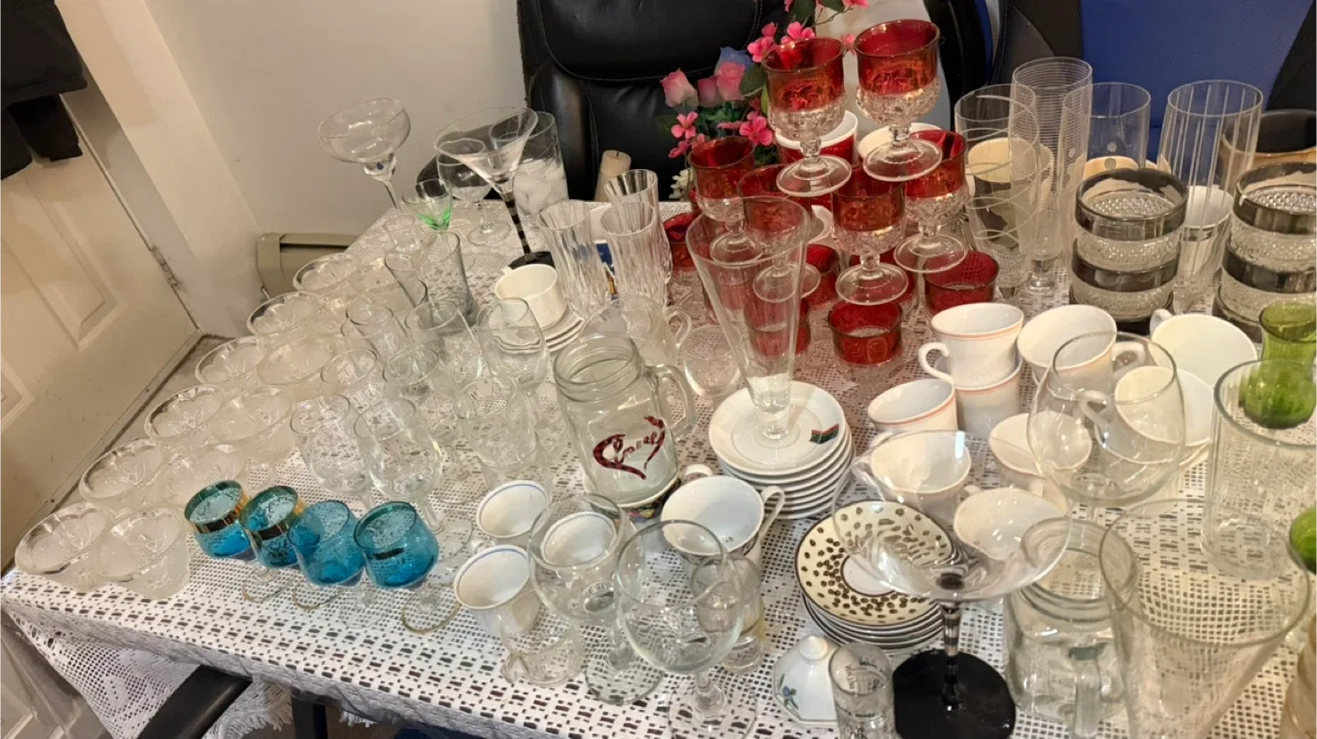 Mixed glassware and dishes image indicator(4)