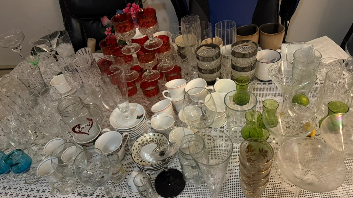 Mixed glassware and dishes