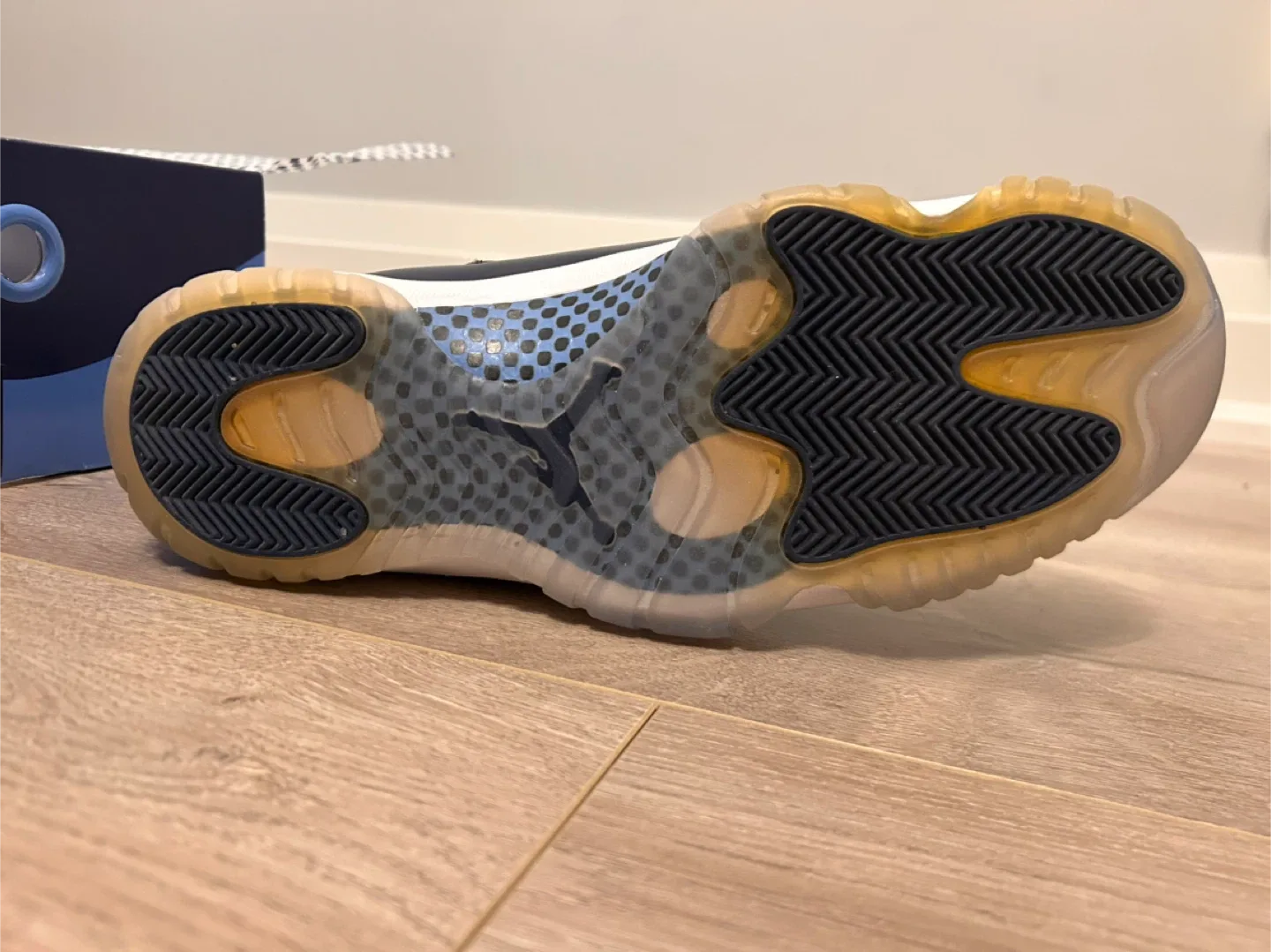 Air Jordan 11 Retro, Size 12 image indicator(5)