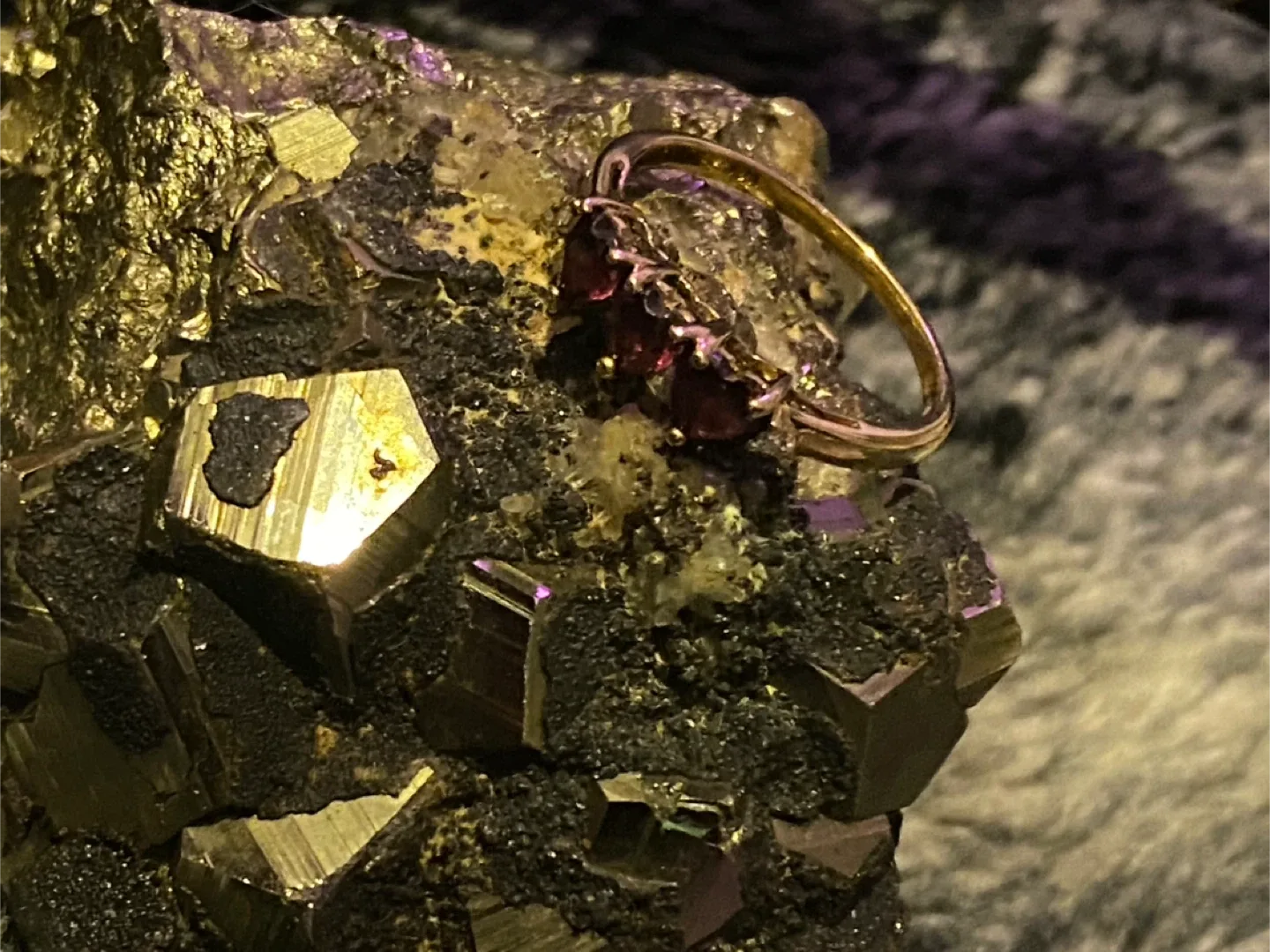 Gold Ring with Purple Stones image indicator(4)