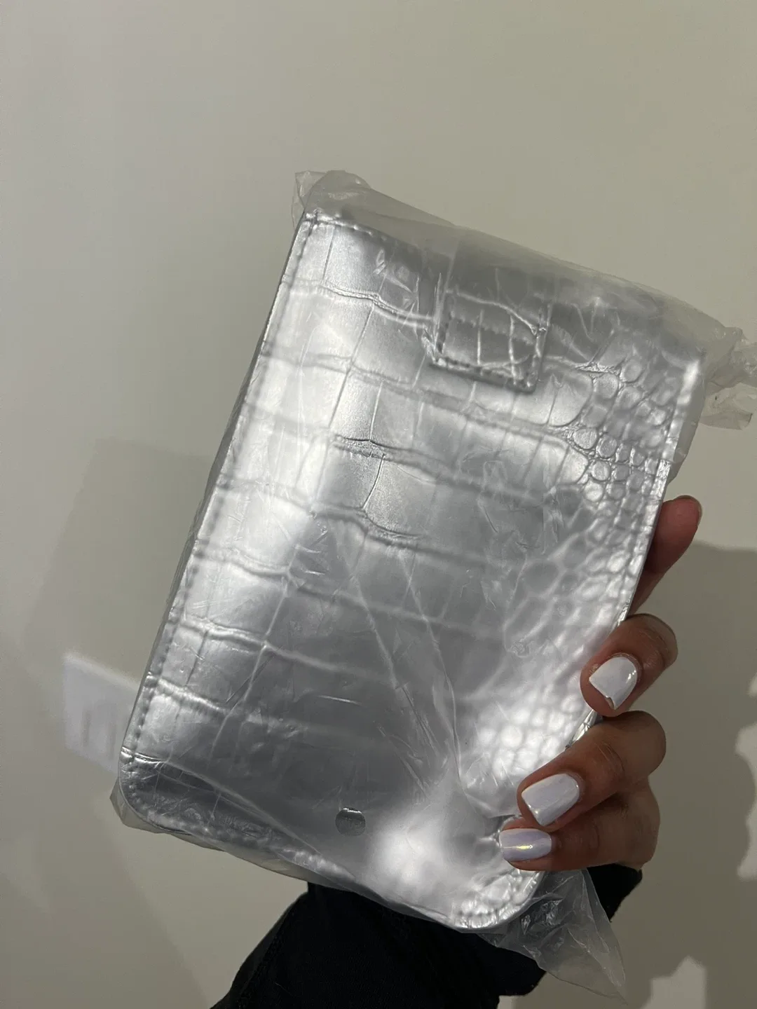 SHEIN Silver Croc Embossed Phone Bag image indicator(2)