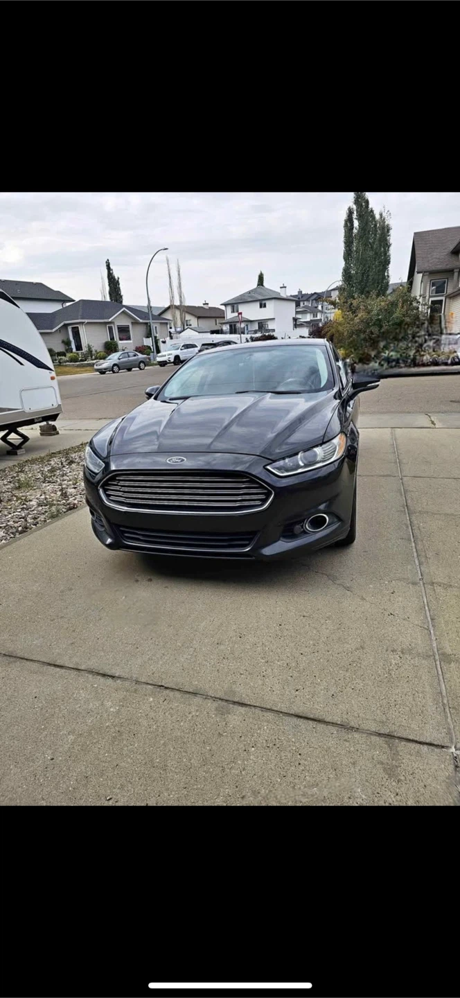Ford Fusion SE - Black Sedan