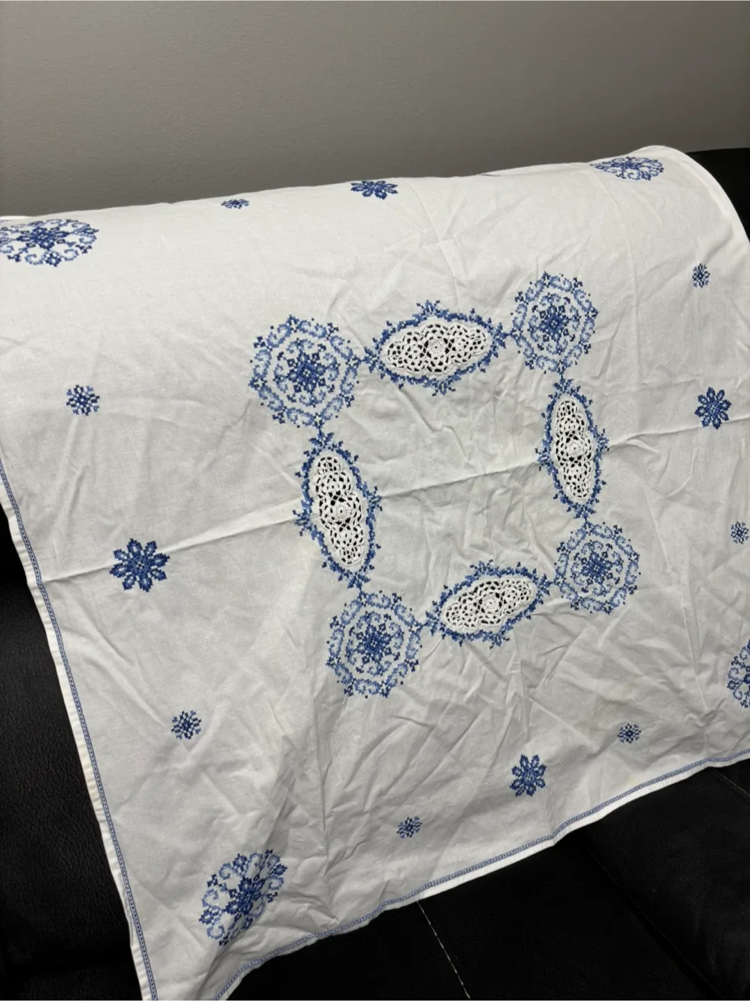 Vintage Floral Patterned Tablecloth image indicator(4)