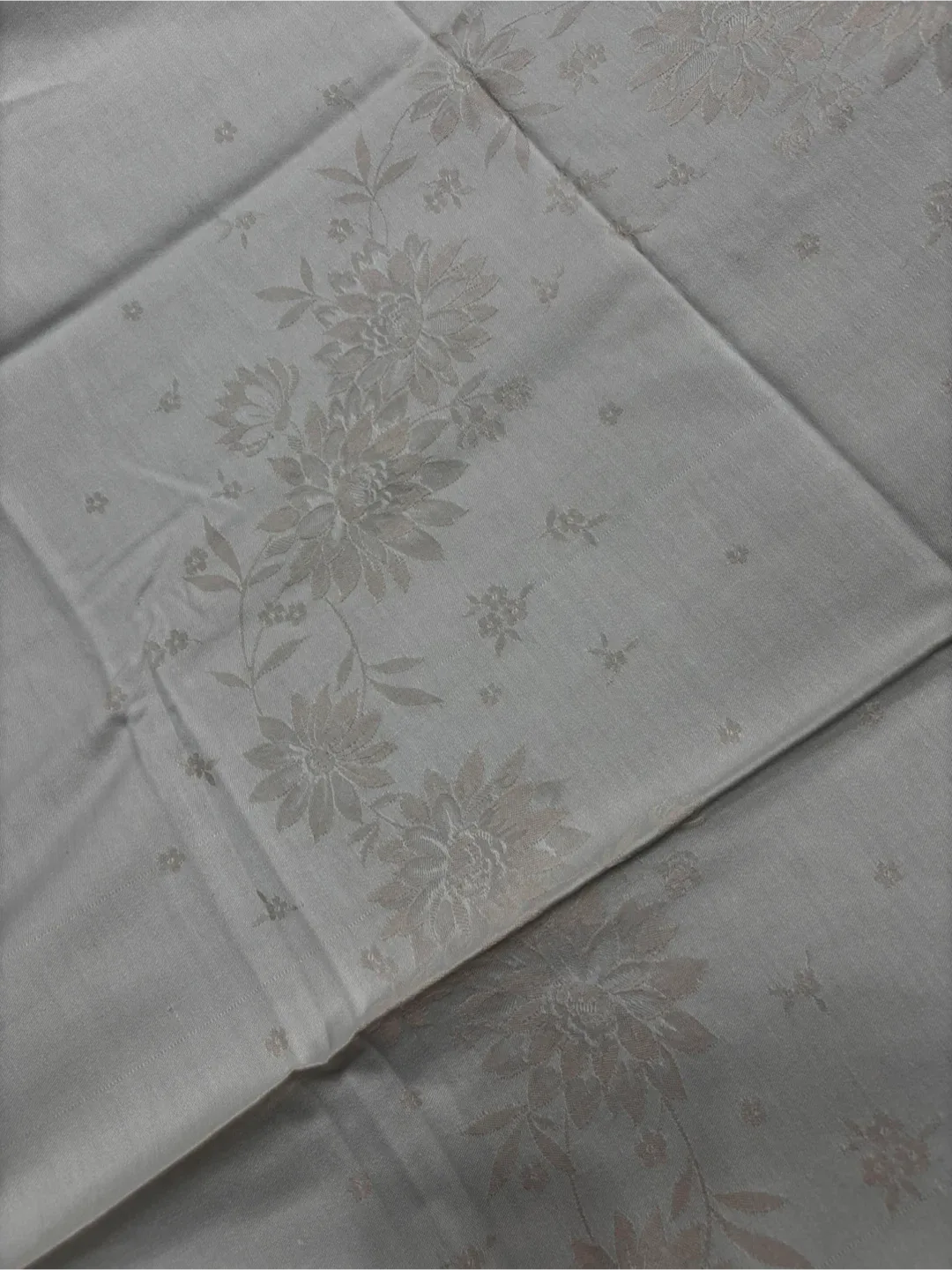 Vintage Floral Patterned Tablecloth image indicator(6)