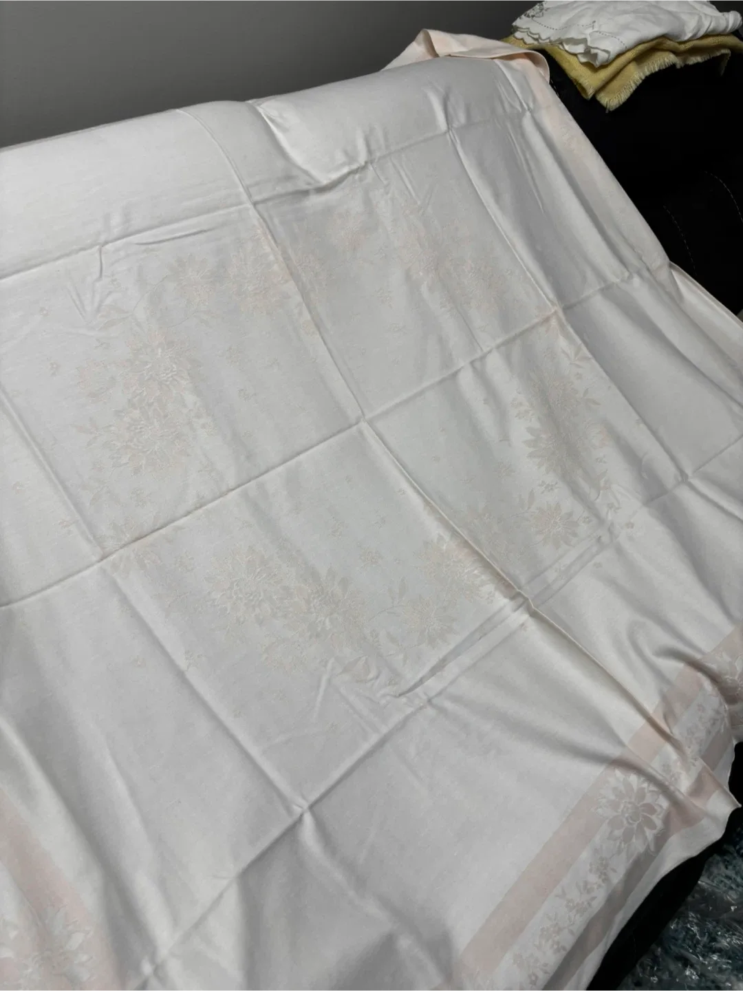 Vintage Floral Patterned Tablecloth image indicator(5)