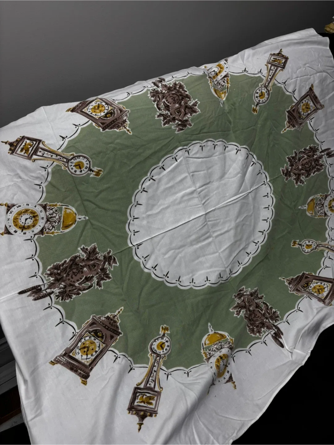 Vintage Floral Patterned Tablecloth image indicator(2)