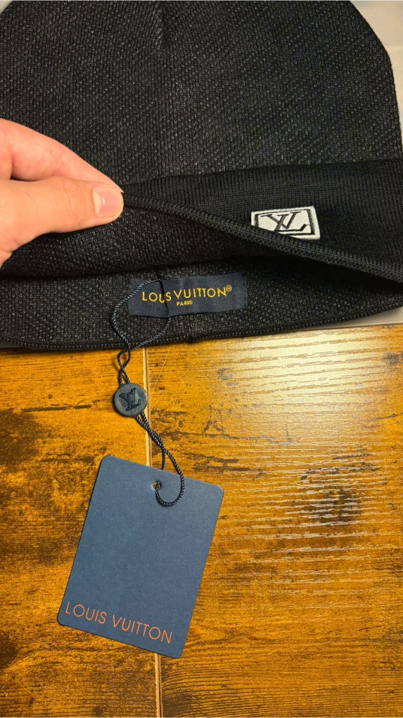 Brand new lv beanie black and grey image indicator(2)