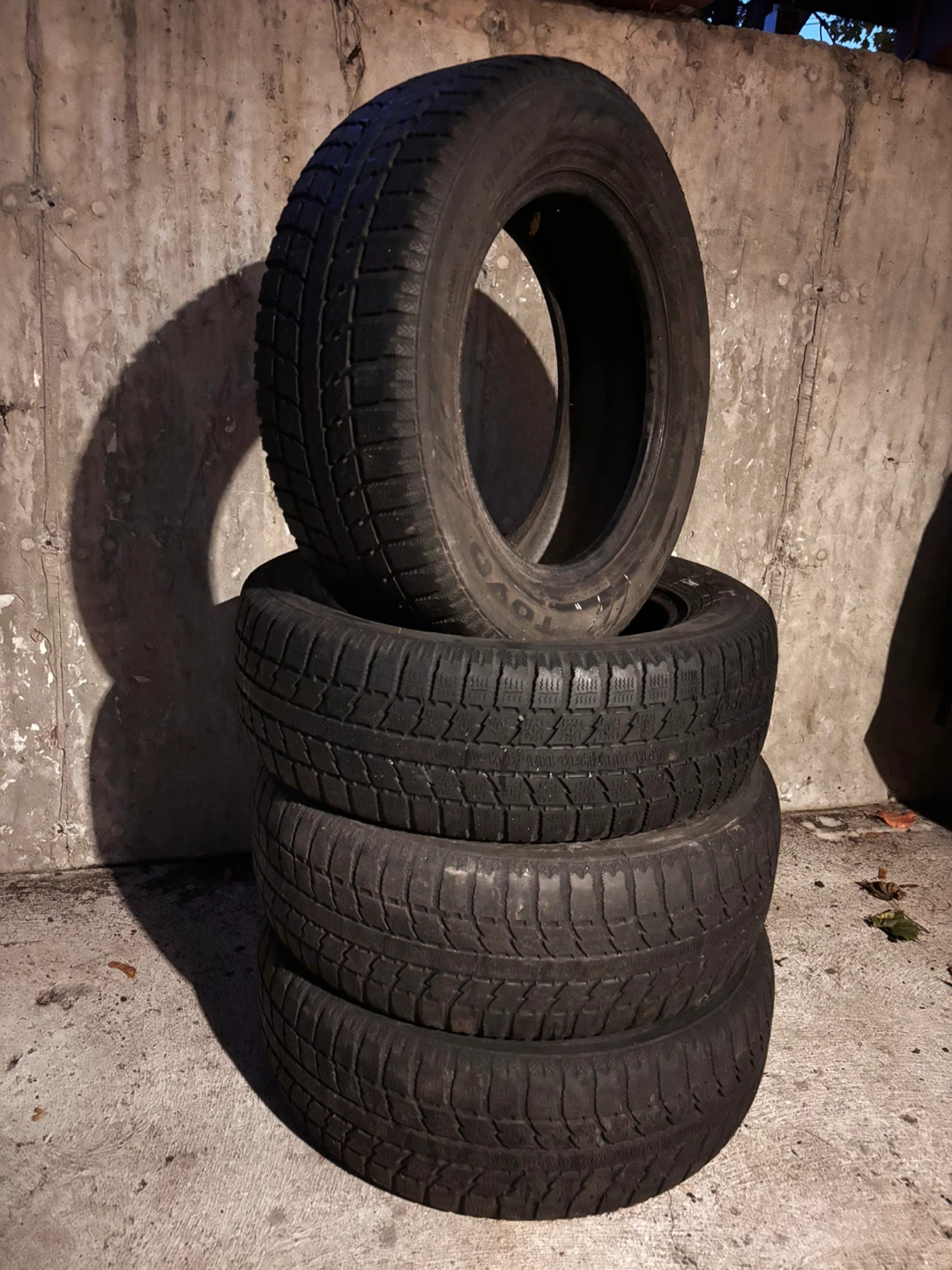 4 pneus d’hiver Toyo Observe 195/65R15 – bon pour 1 hiver – 60$