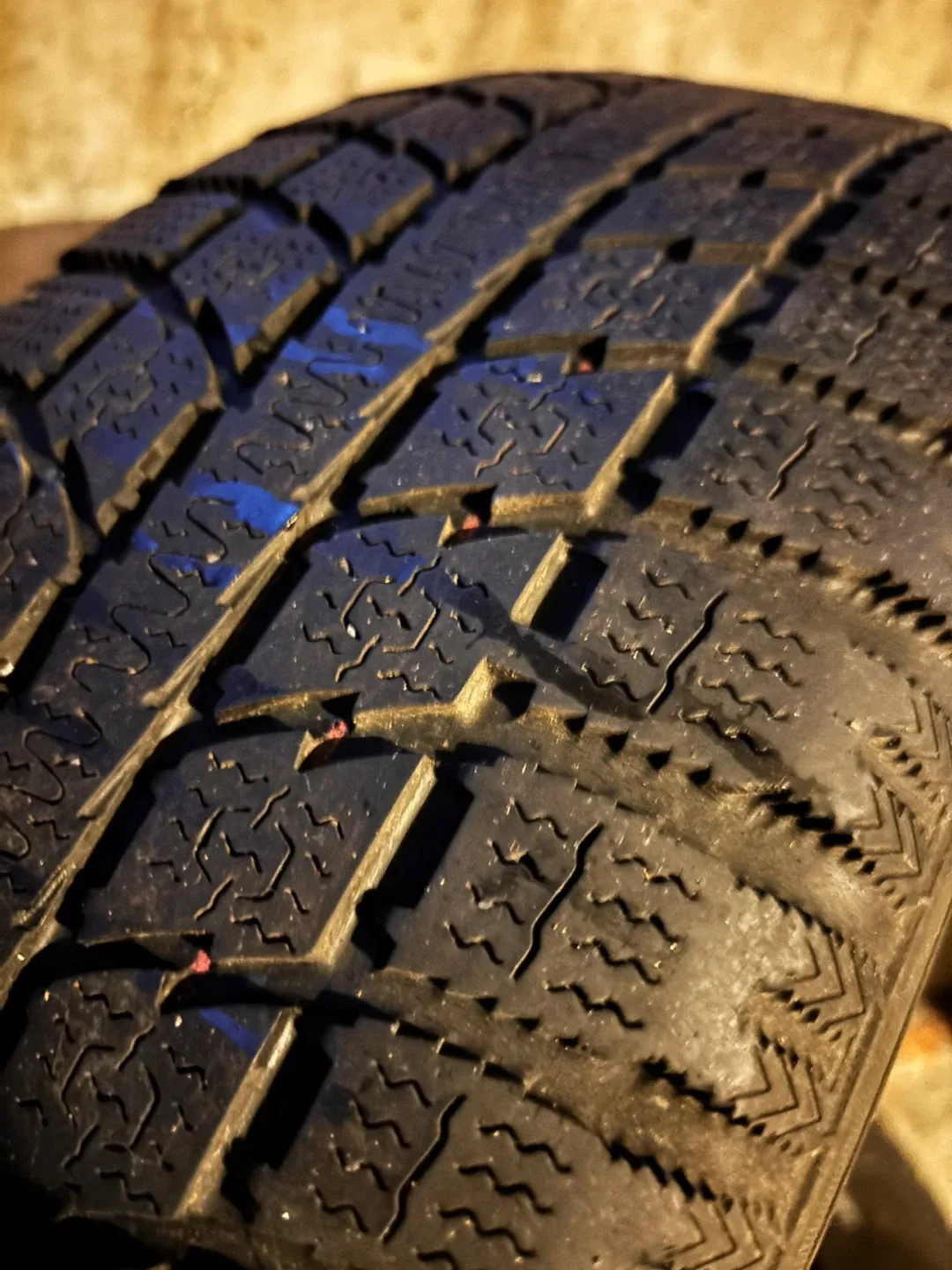 4 pneus d’hiver Toyo Observe 195/65R15 – bon pour 1 hiver – 60$ image indicator(2)