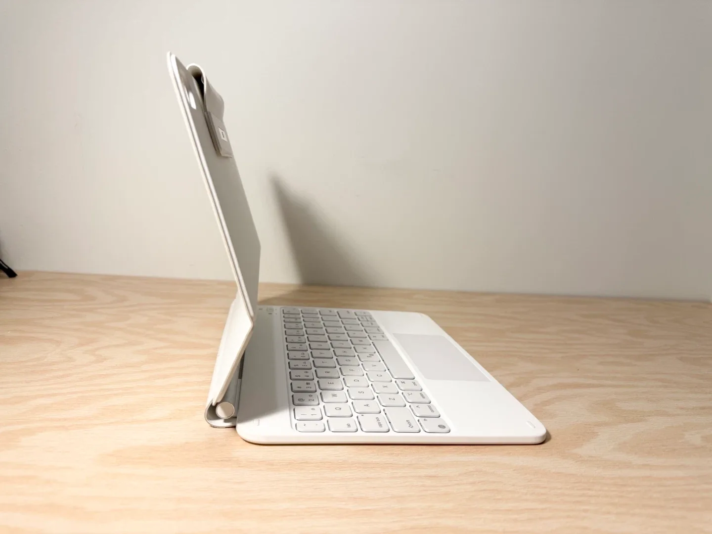 ESR Rebound Magnetic Keyboard Case - iPad Air image indicator(5)