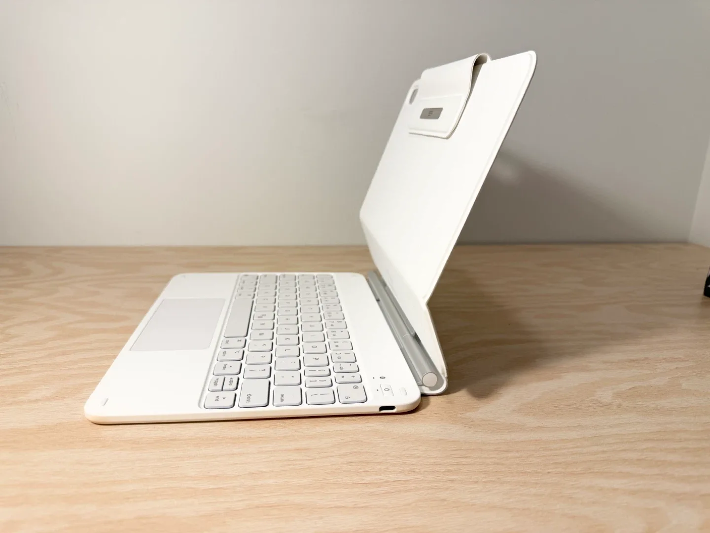 ESR Rebound Magnetic Keyboard Case - iPad Air image indicator(3)