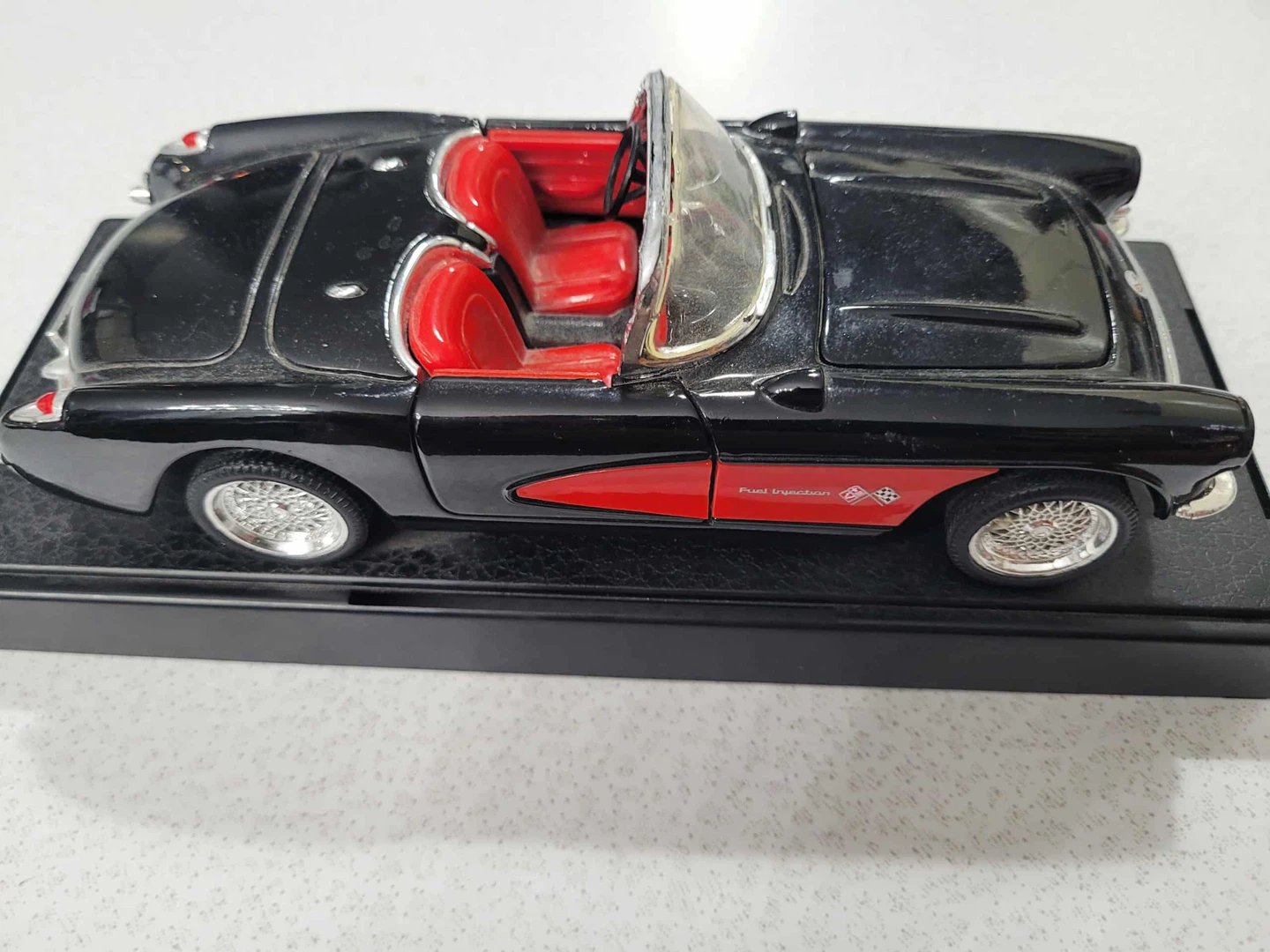 1957 Chevrolet Corvette Diecast Model Car - photo 2
