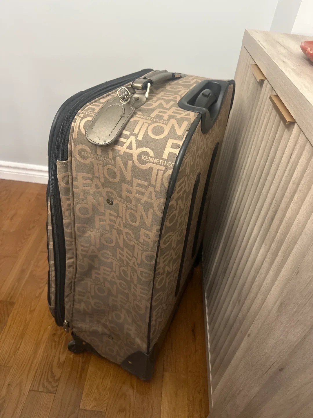 Kenneth Cole Reaction Luggage Set image indicator(2)