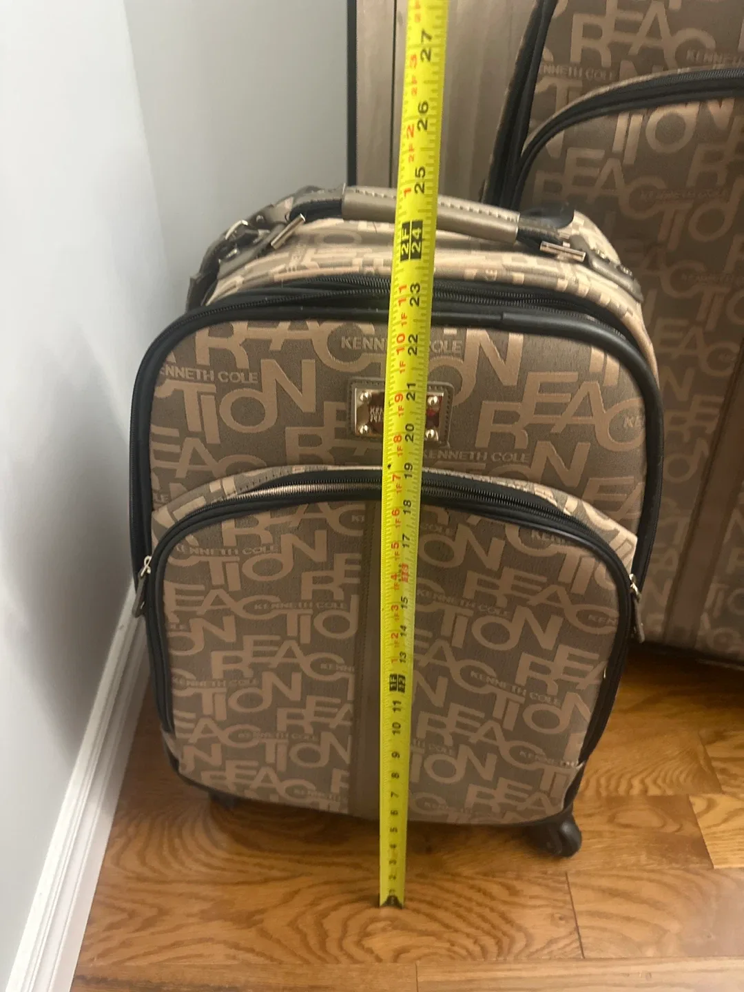 Kenneth Cole Reaction Luggage Set image indicator(5)